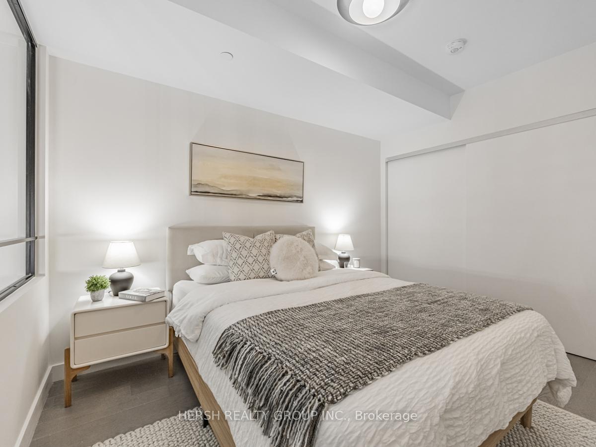2 Bedrooms Condo at 160 Kingsway,  Toronto For sale