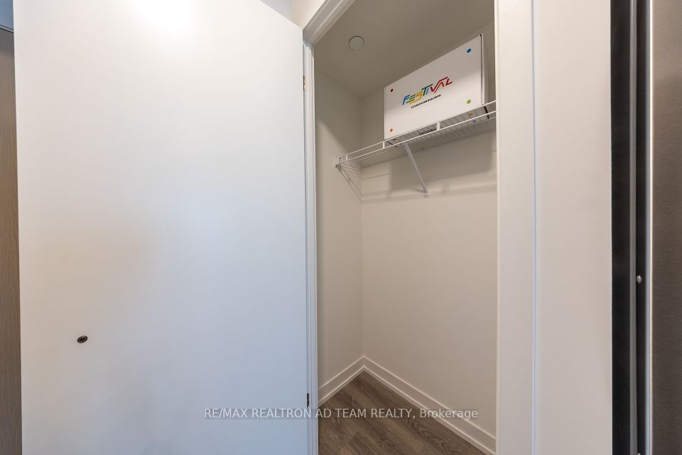 https://trreb-image.ampre.ca/WUEvlOrJBzJHpbNcNcHSJm-Qh3acFrIbBQvFy-MLNi8/rs:fit:960:960/wm:.5:so:0:50:.4/wmsh:10/wmt:PHNwYW4gZm9yZWdyb3VuZD0nd2hpdGUnIGZvbnQ9JzY4Jz5SRS9NQVggUkVBTFRST04gQUQgVEVBTSBSRUFMVFksIEJyb2tlcmFnZTwvc3Bhbj4/cb:20250422022628/L3RycmViL2xpc3RpbmdzLzQxLzAzLzcyLzk1L3AvODkxMGRhMDMtMjZkNS00MDBhLTlkMmMtZWU5YTQ3YzJiZWQ3LmpwZw.jpg