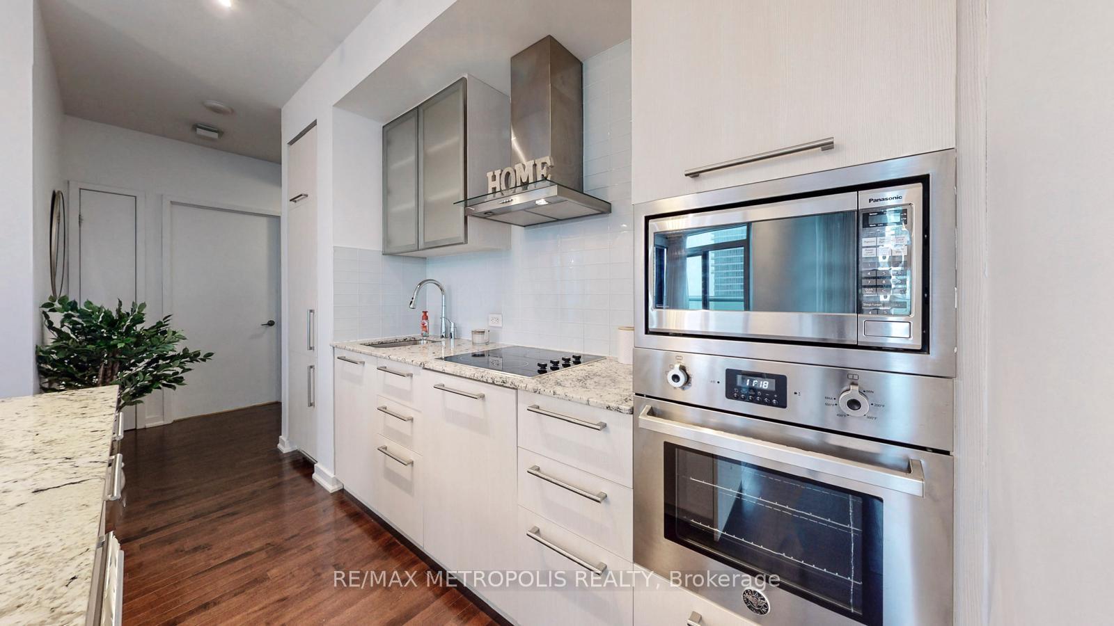 2 Bedrooms Condo at 12 York,  Toronto For sale