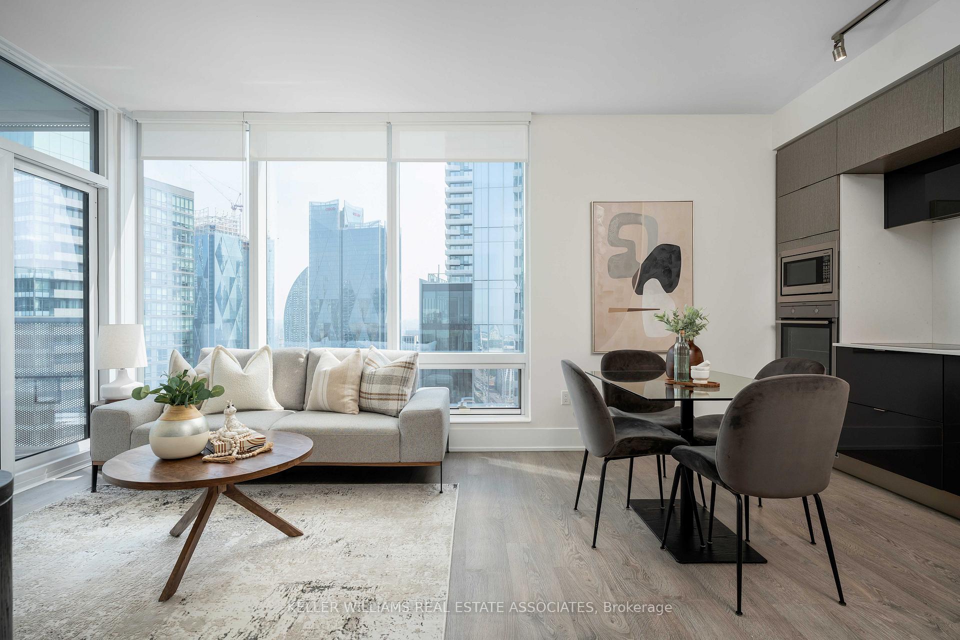 2 Bedrooms Condo at 10 York, Toronto For sale