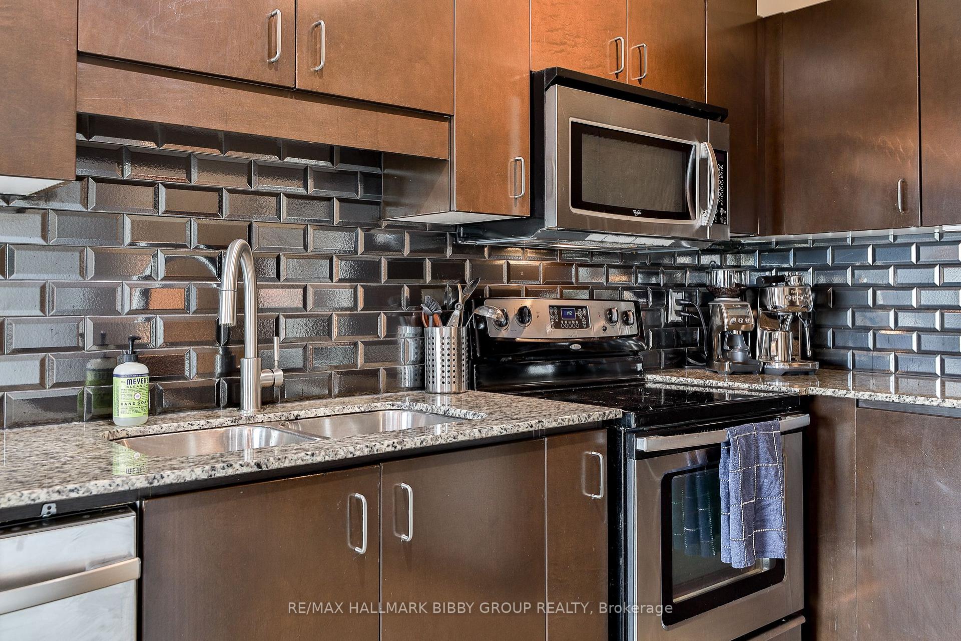 2 Bedrooms Condo at 2 Fieldway, Toronto For sale