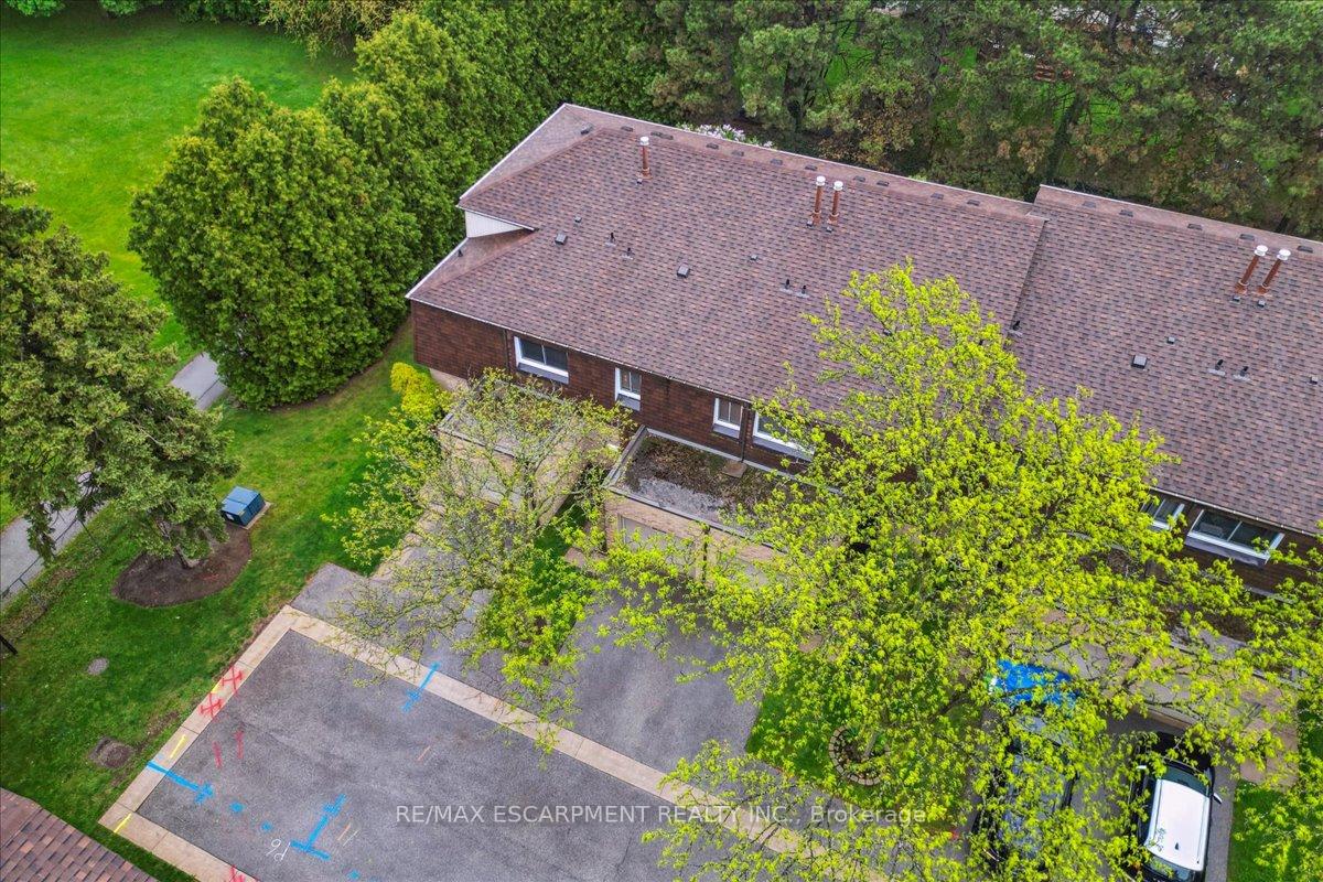 3 Bedrooms Condo at 680 Regency, Burlington For sale
