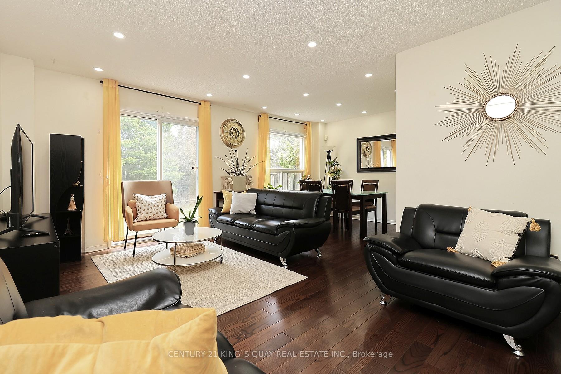 4 Bedrooms Condo at 25 Whitecap, Toronto For sale