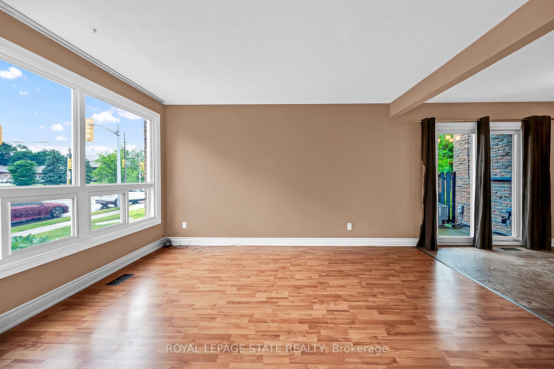 3 Bedrooms Condo at 977 Francis, Burlington For sale
