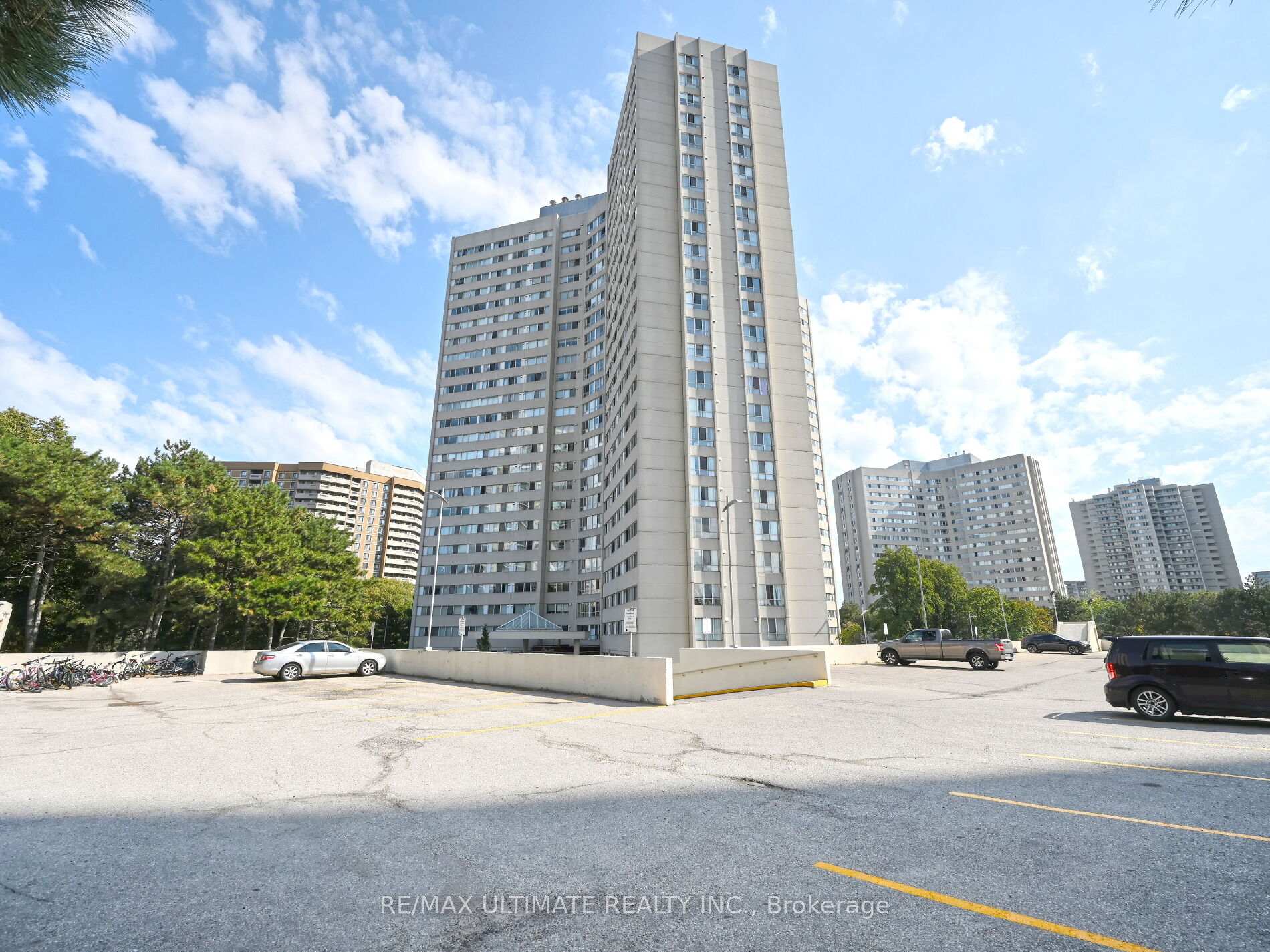 3 Bedrooms Condo at 3700 Kaneff, Mississauga For sale