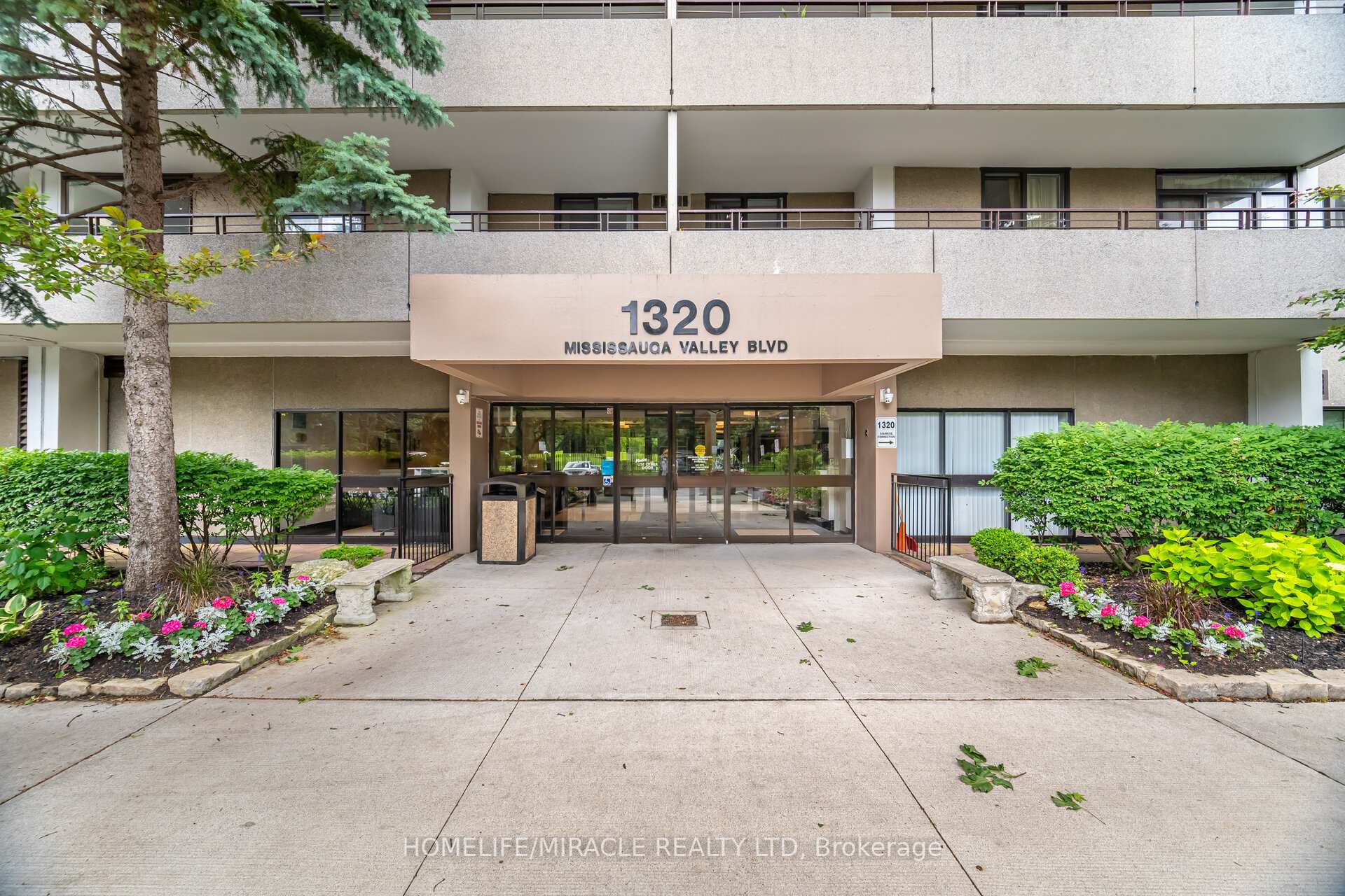 3 Bedrooms Condo at 1320 Mississauga valley, Mississauga For sale