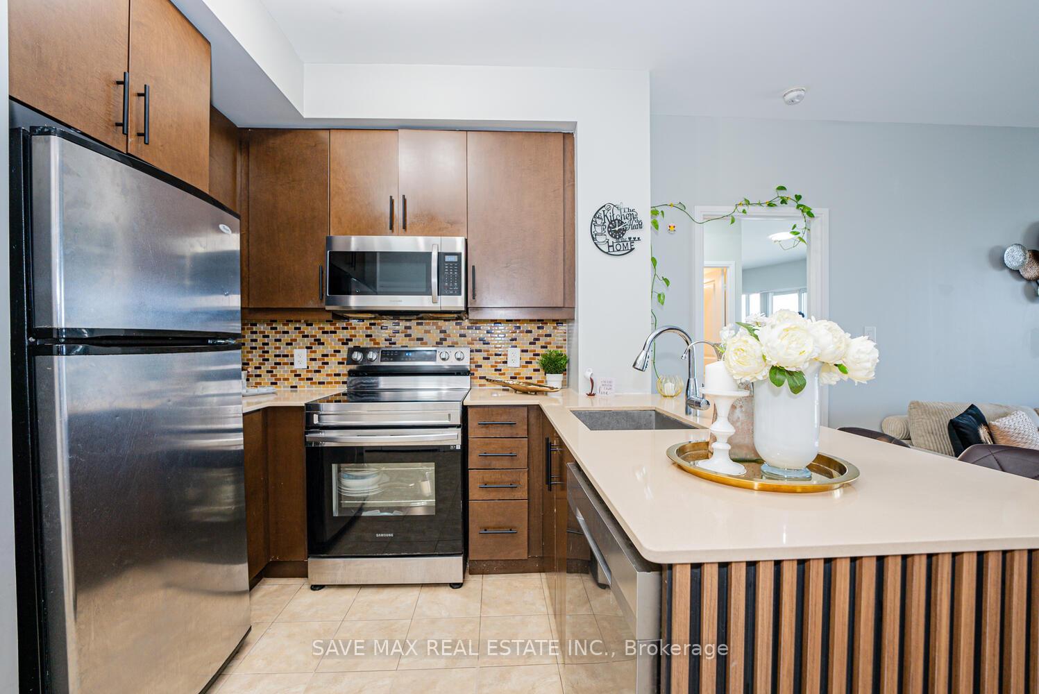 2 Bedrooms Condo at 60 Absolute, Mississauga For sale