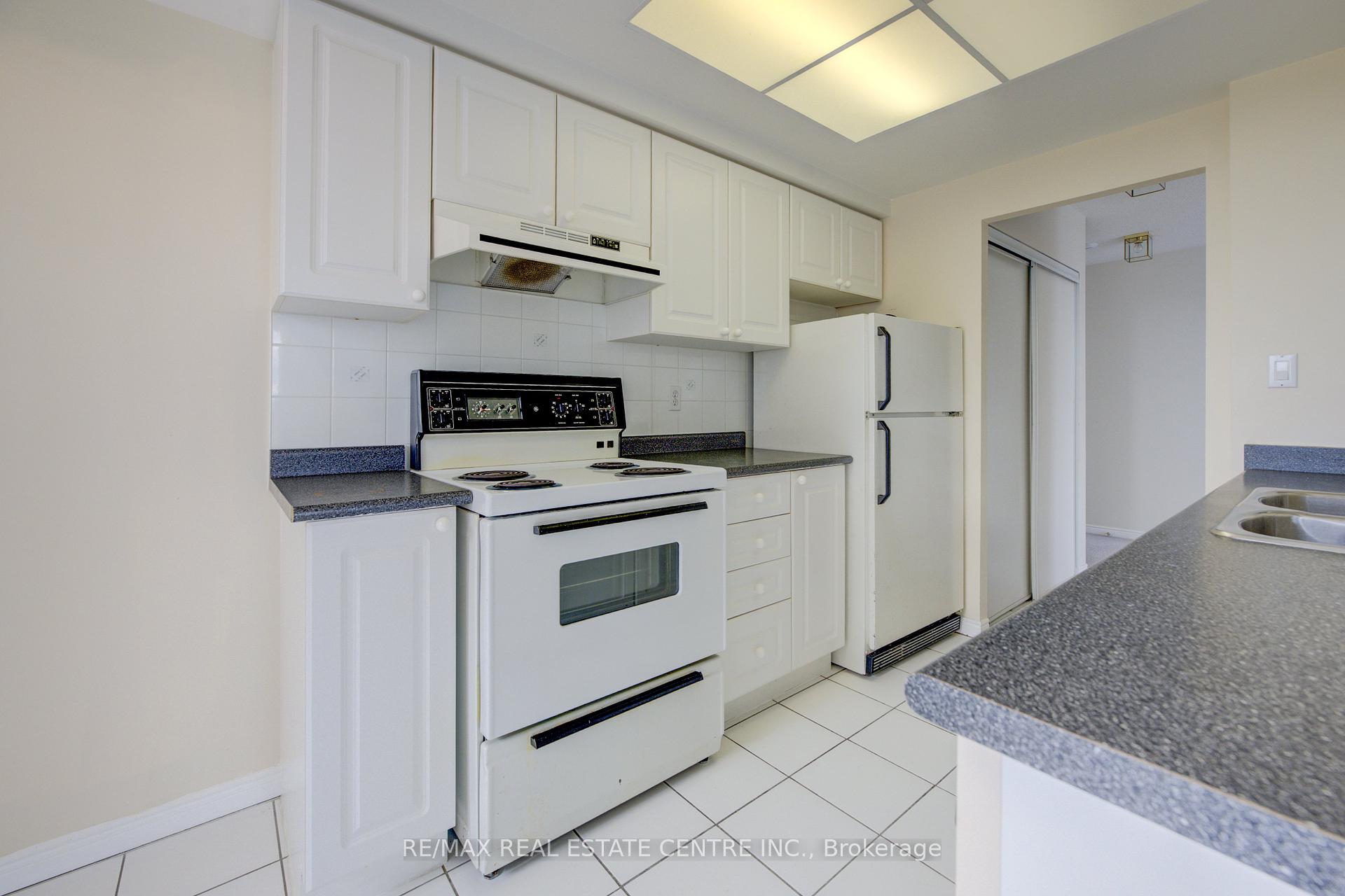 2 Bedrooms Condo at 135 Hillcrest, Mississauga For sale