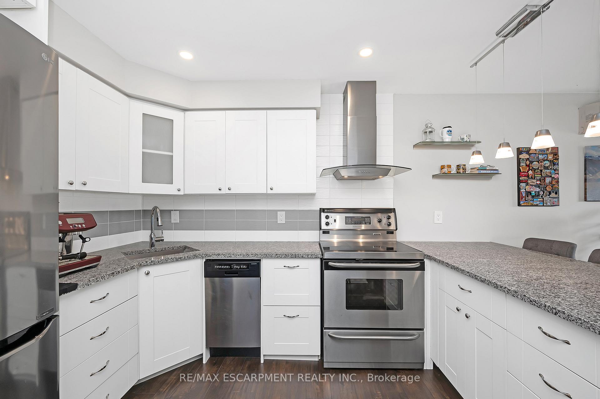 2 Bedrooms Condo at 28 Victoria, Hamilton For sale