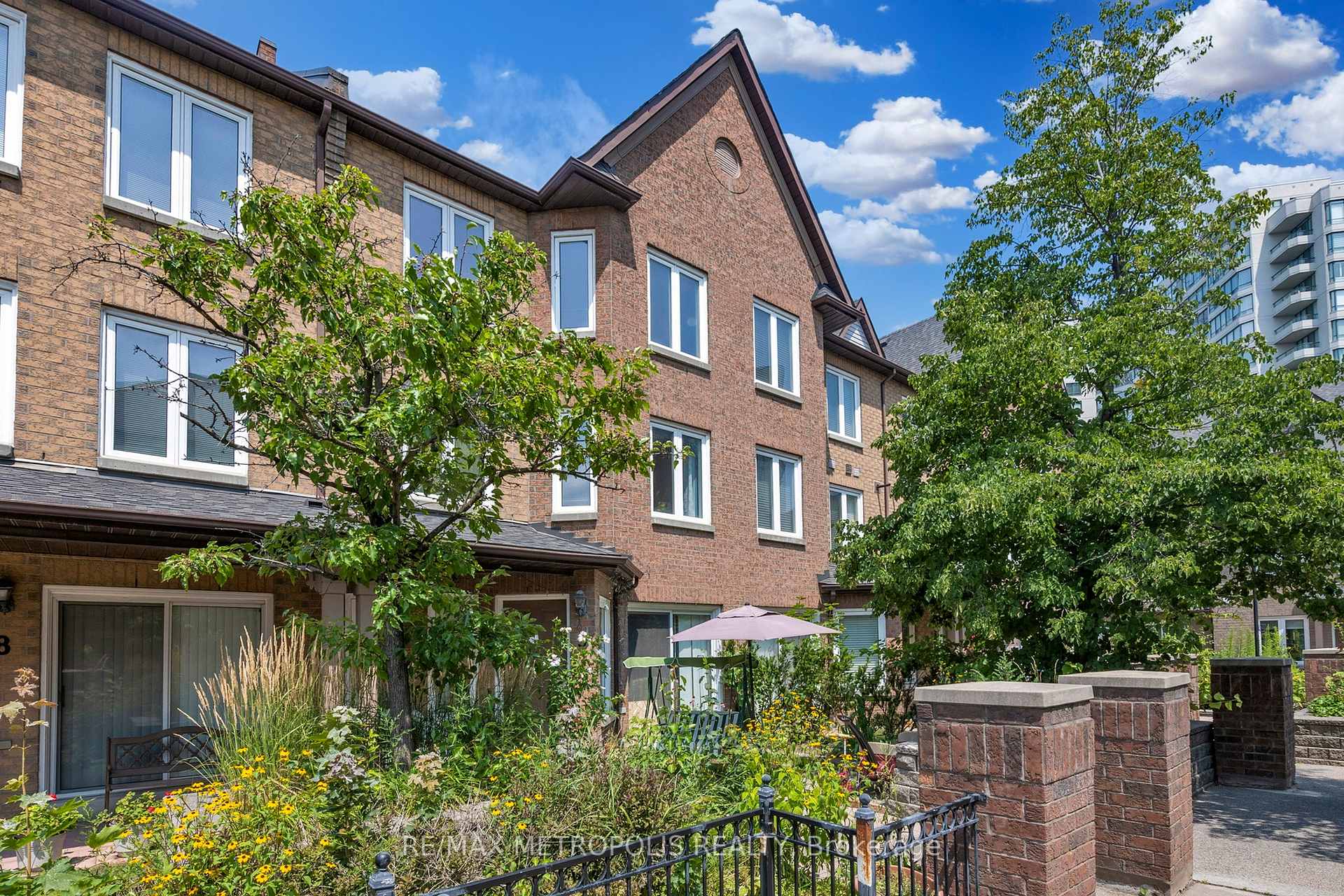 3 Bedrooms Condo at 735 New Westminster, Vaughan For sale