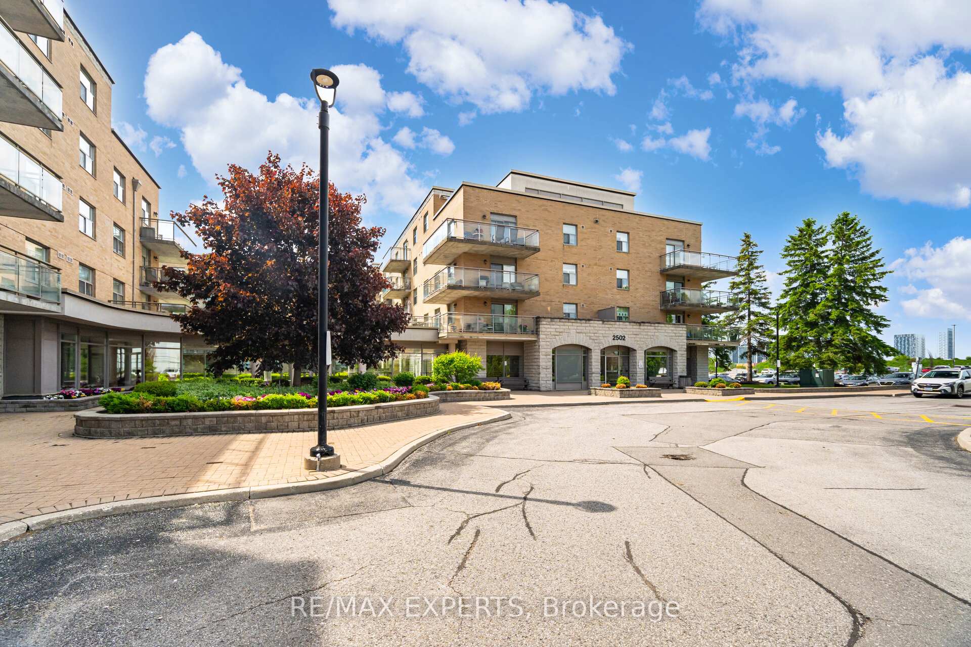 2 Bedrooms Condo at 2502 Rutherford, Vaughan For sale