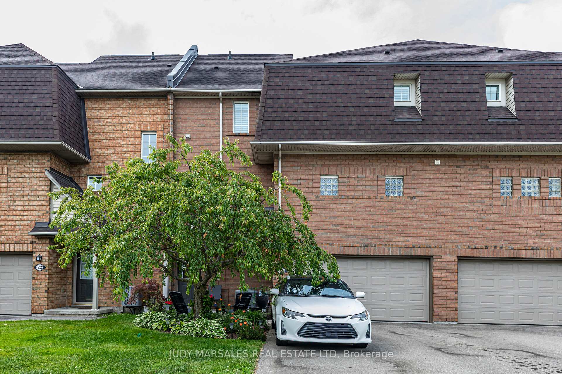 3 Bedrooms Condo at 100 Beddoe, Hamilton For sale
