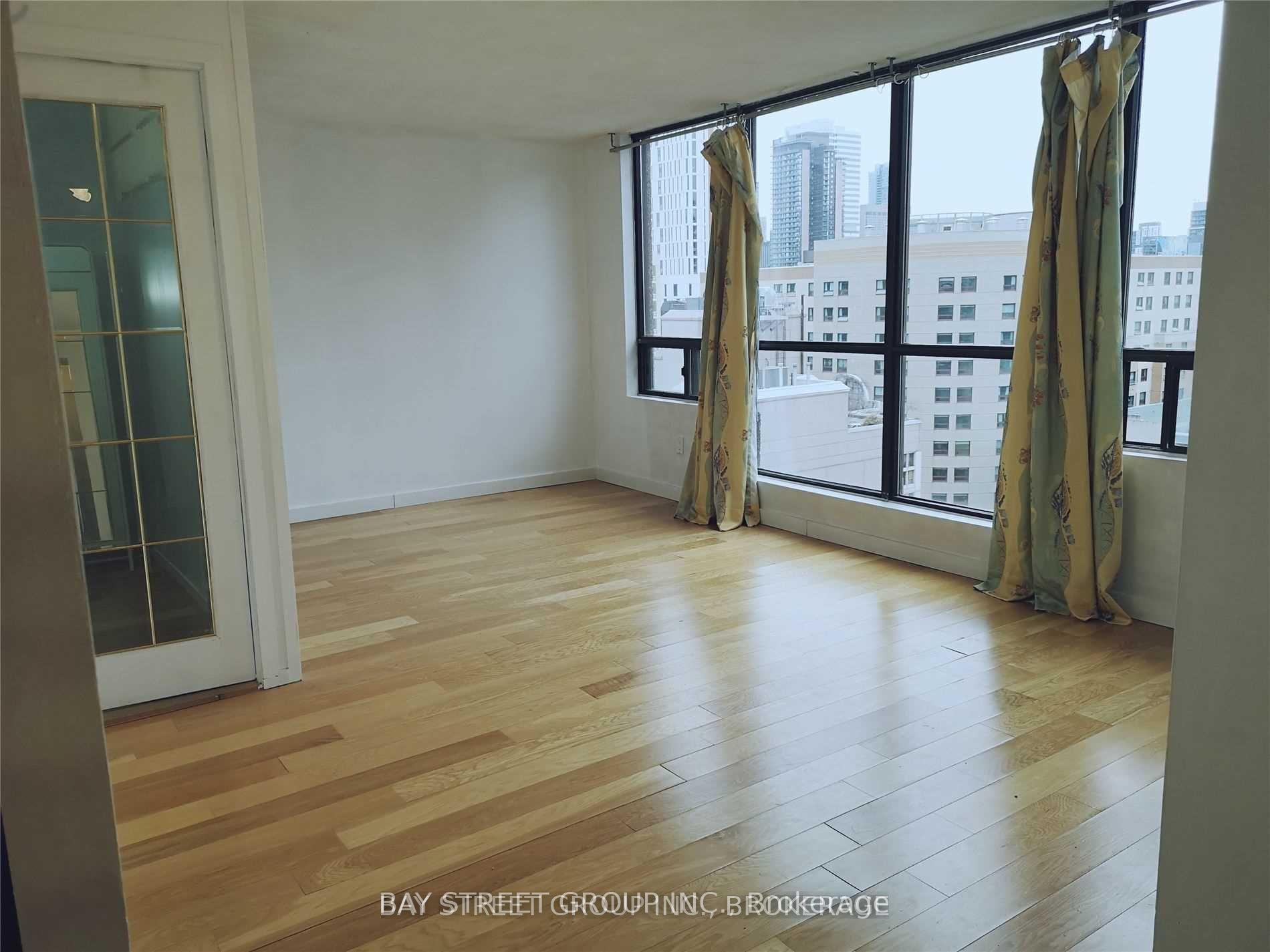 2 Bedrooms Condo at 117 Gerrard,  Toronto For sale