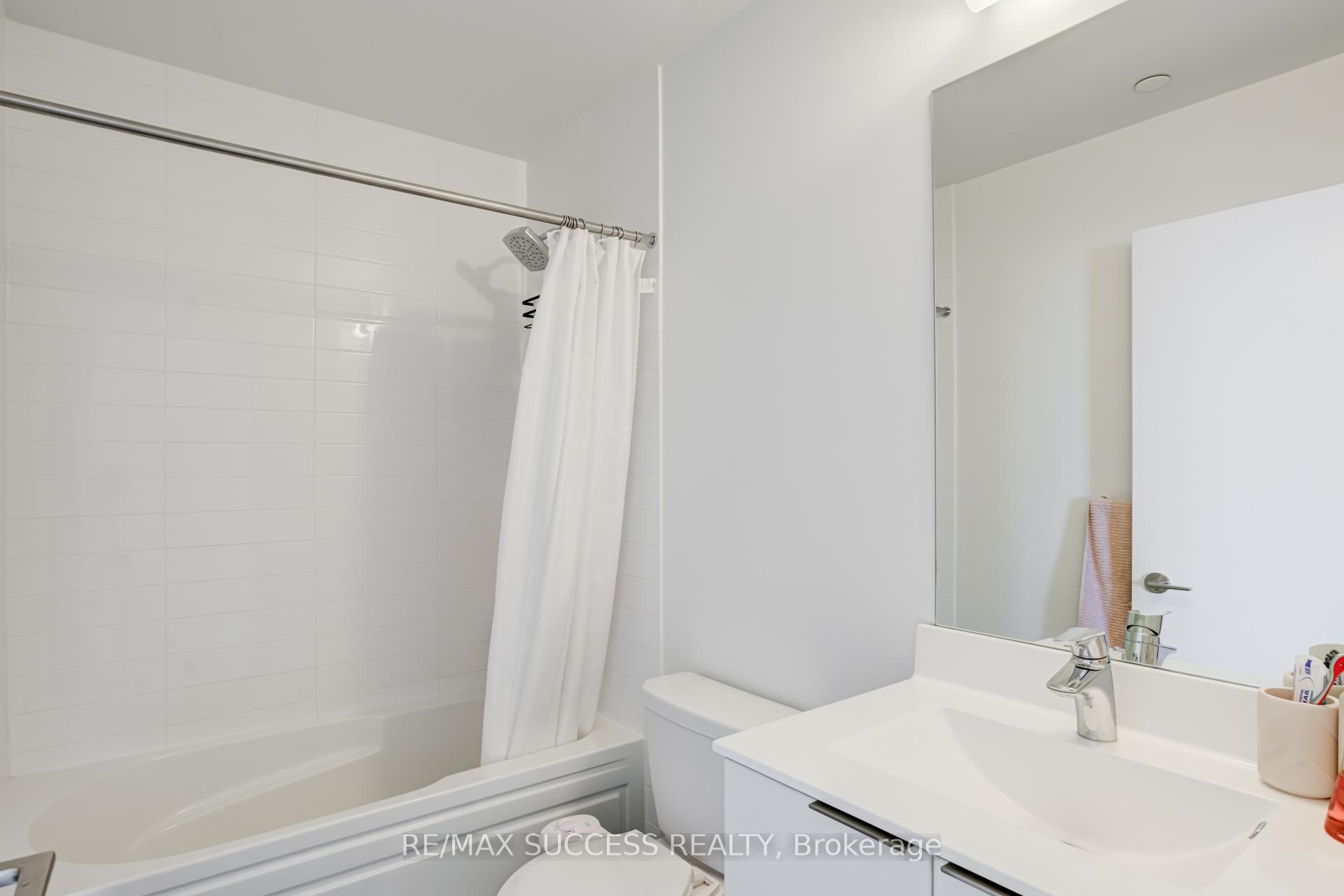 3 Bedrooms Condo at 20 Shore breeze, Toronto For sale