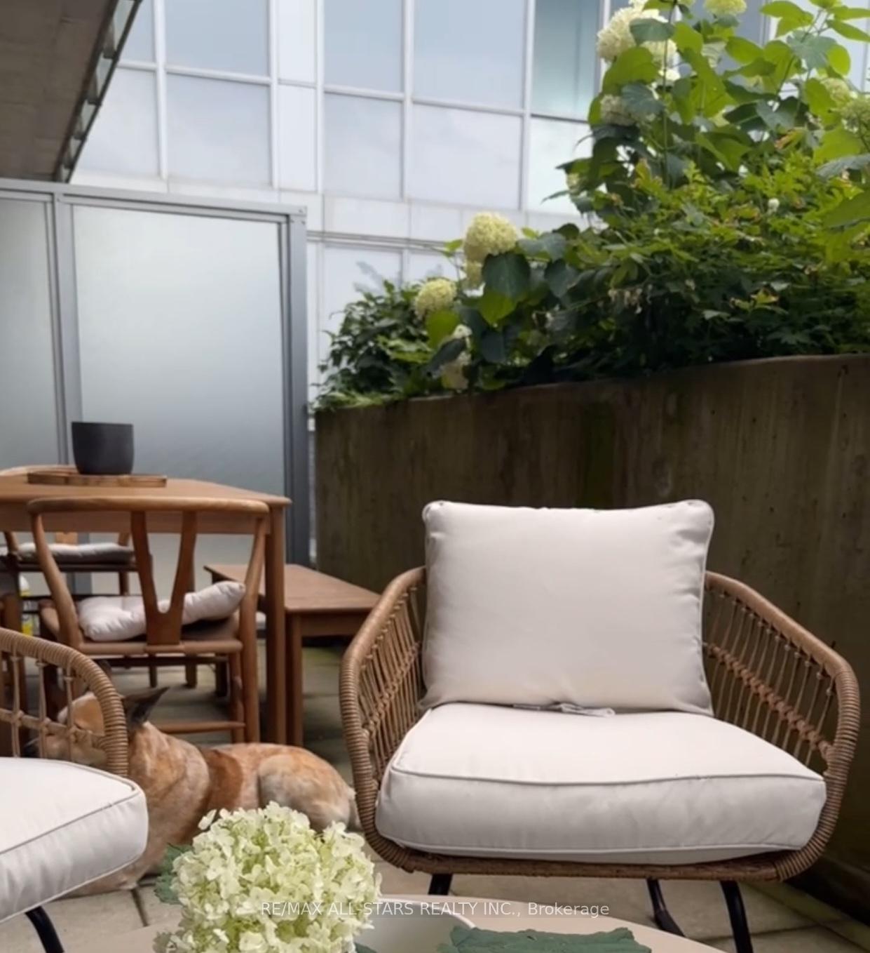 2 Bedrooms Condo at 510 King, Toronto For sale