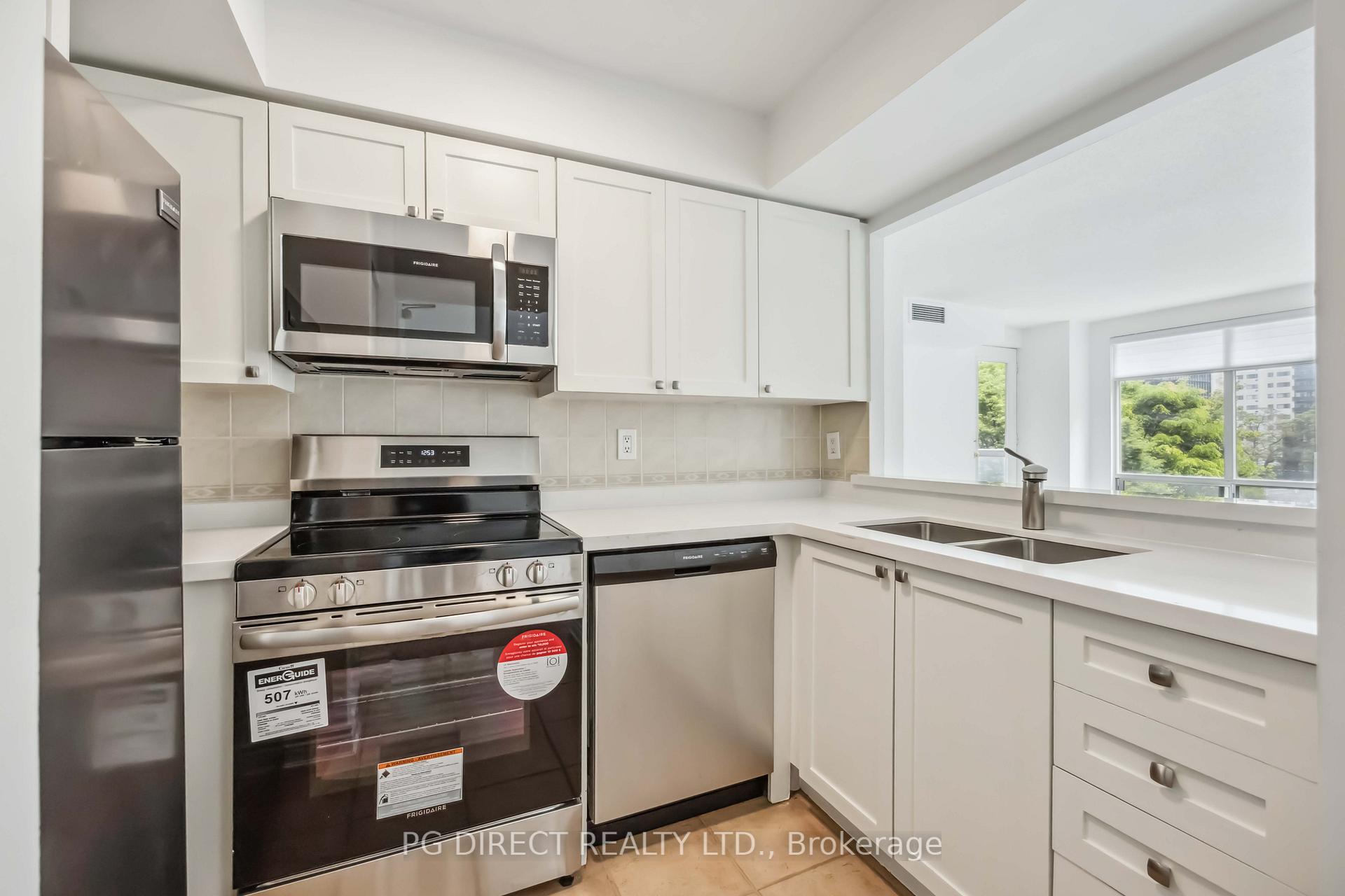 2 Bedrooms Condo at 99 Hayden, Toronto For sale