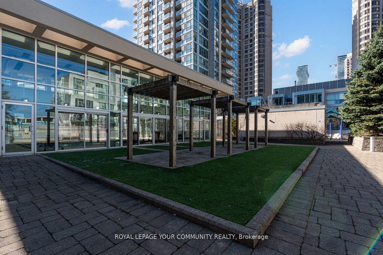 2 Bedrooms Condo at 225 Webb, Mississauga For sale