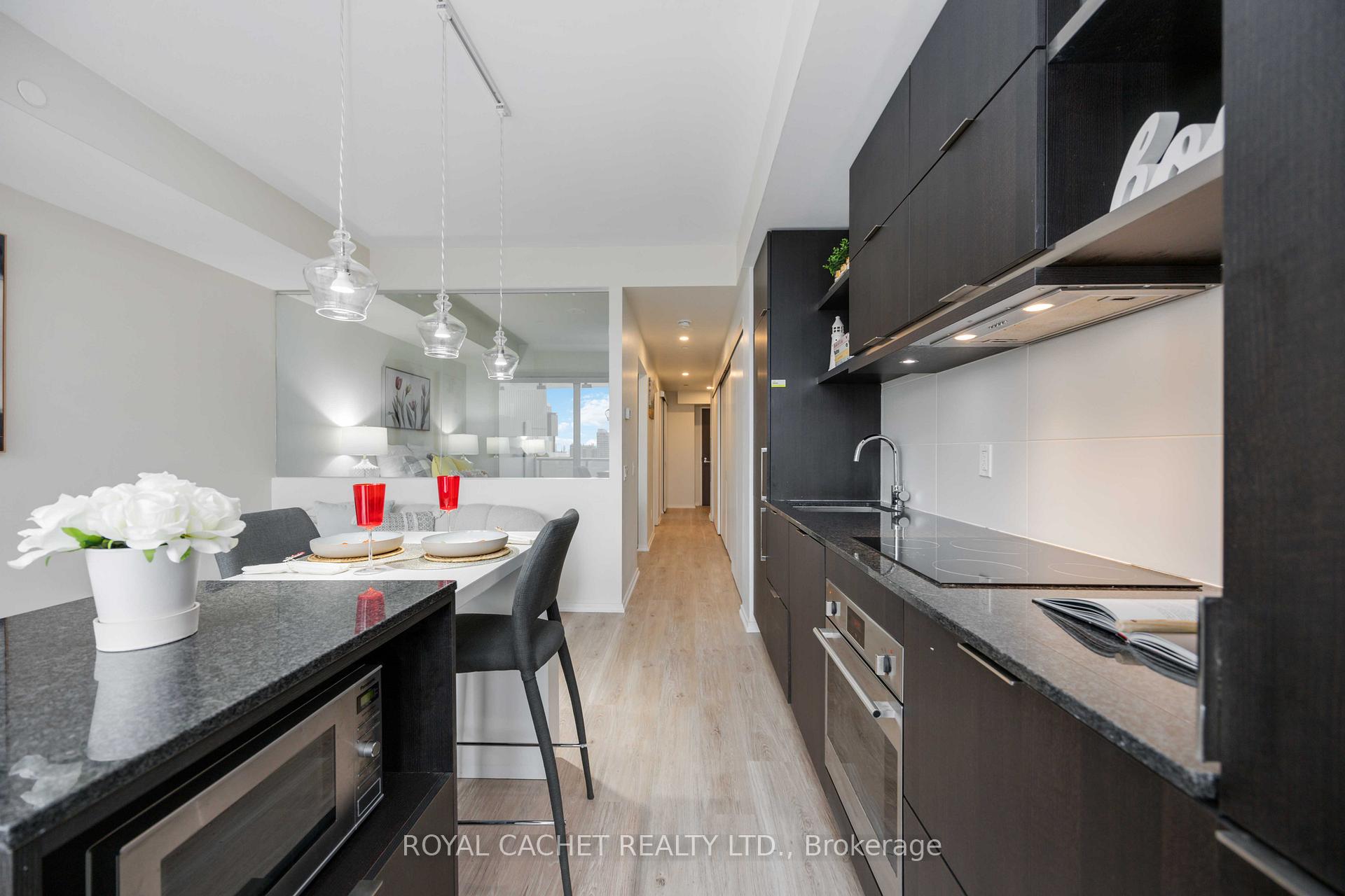 2 Bedrooms Condo at 197 Yonge,  Toronto For sale