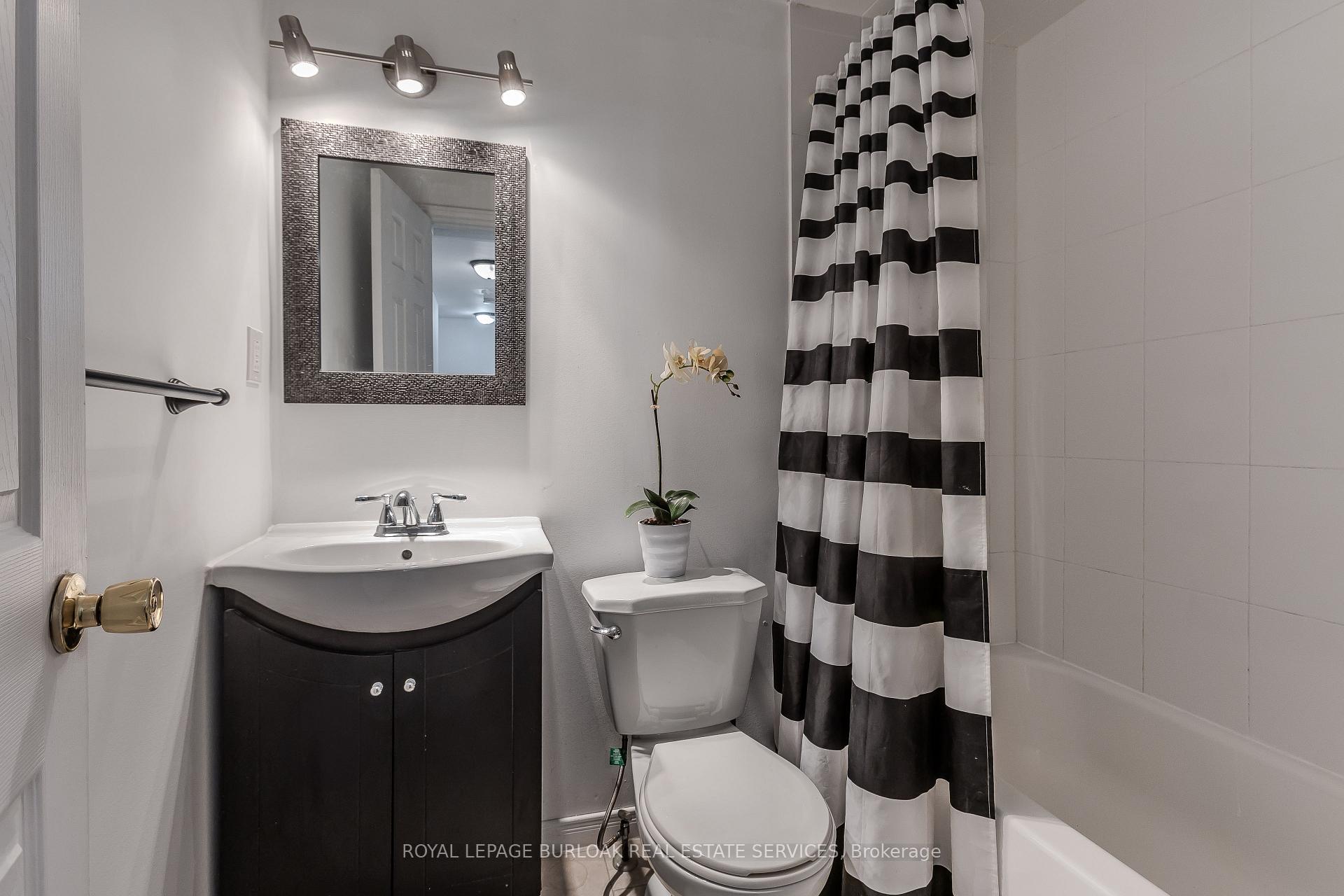 4 Bedrooms Condo at 25 Redbury, Hamilton For sale