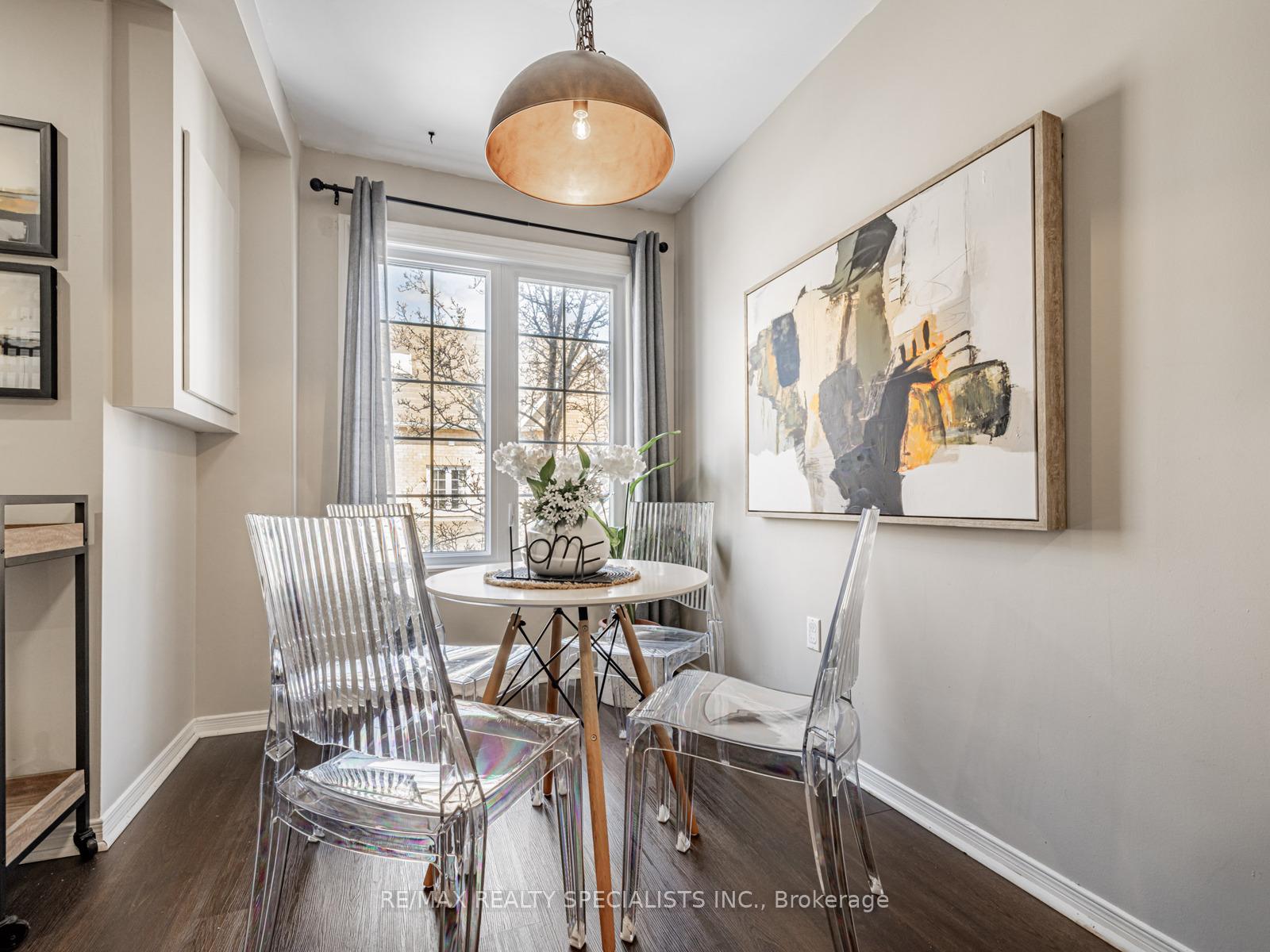 2 Bedrooms Condo at 2055 WALKERS, Burlington For sale