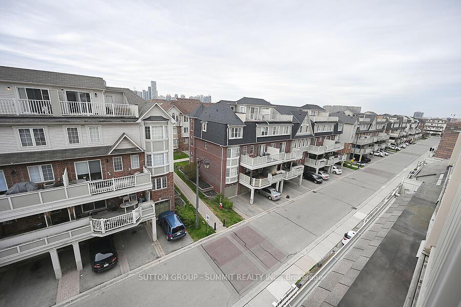 3 Bedrooms Condo at 633 DUNDAS,  Mississauga For sale