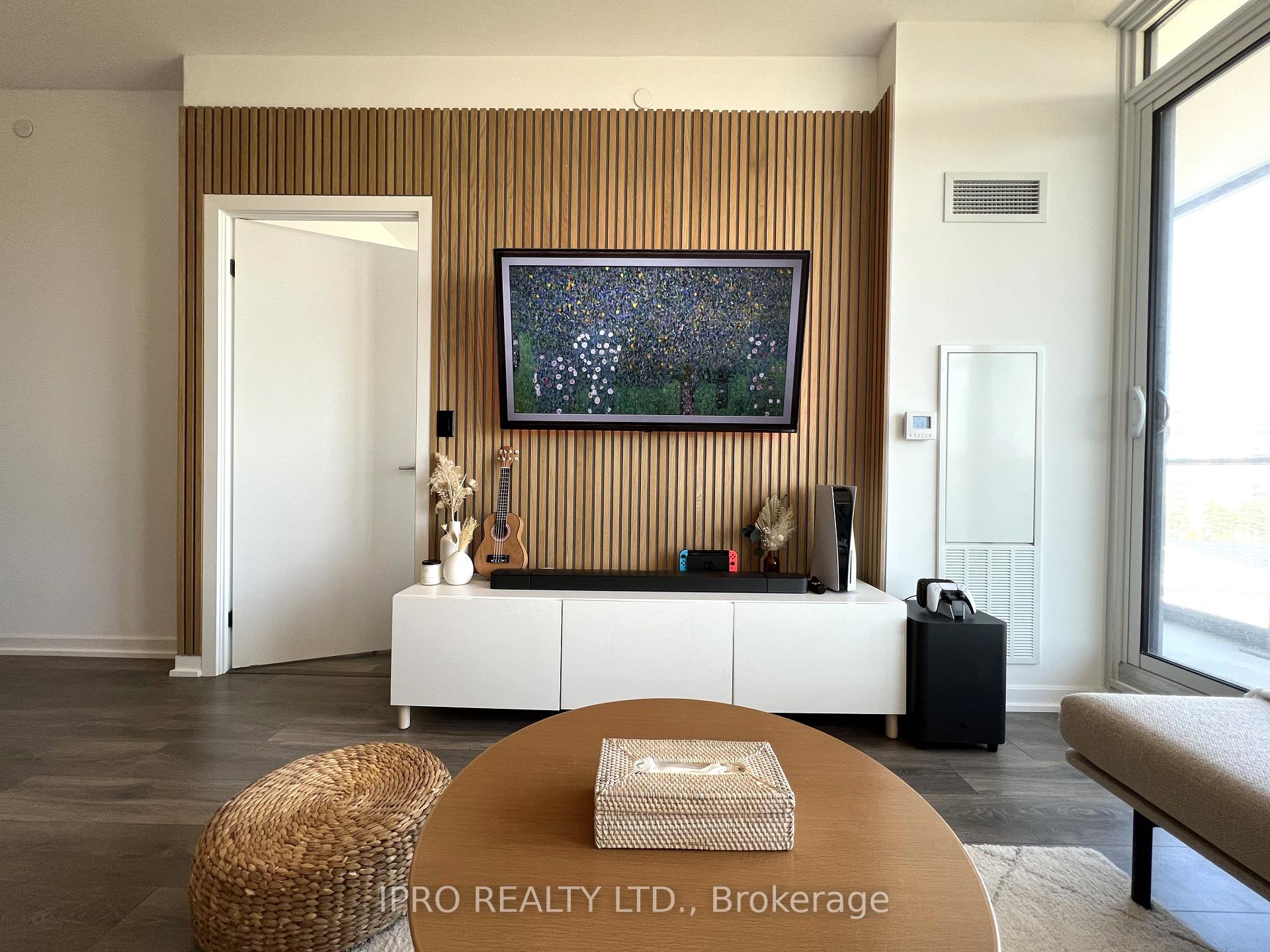2 Bedrooms Condo at 32 Forest Manor, Toronto For sale