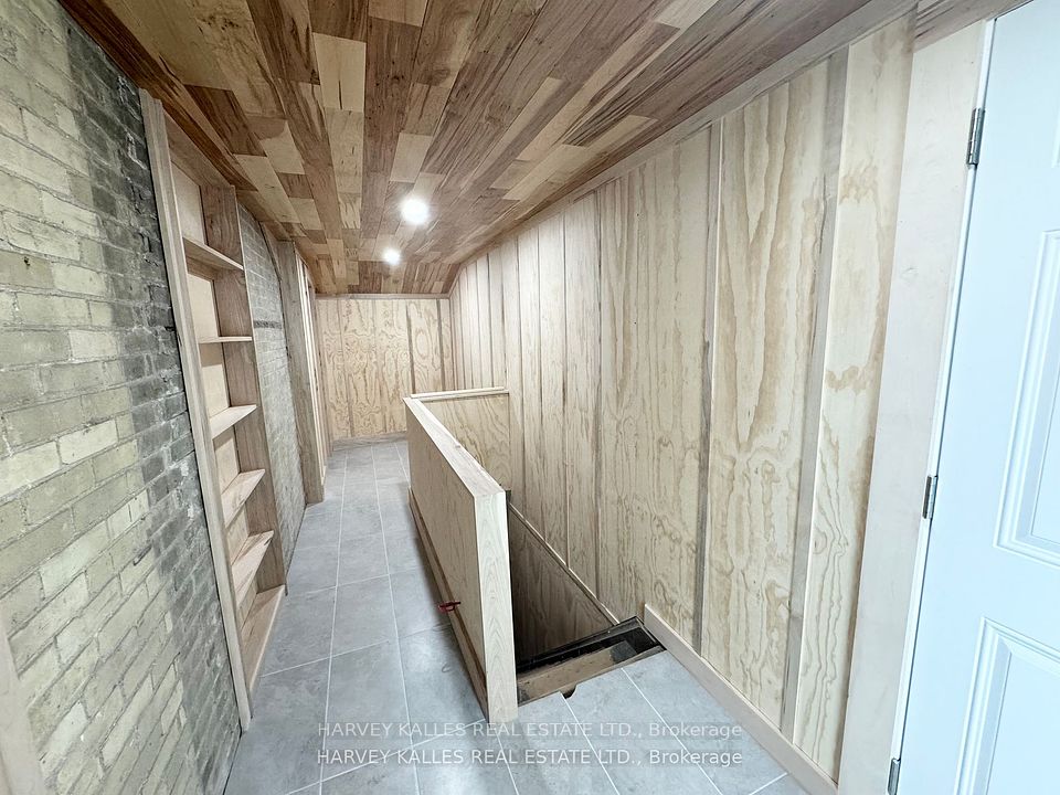 16 Hillcrest Street W