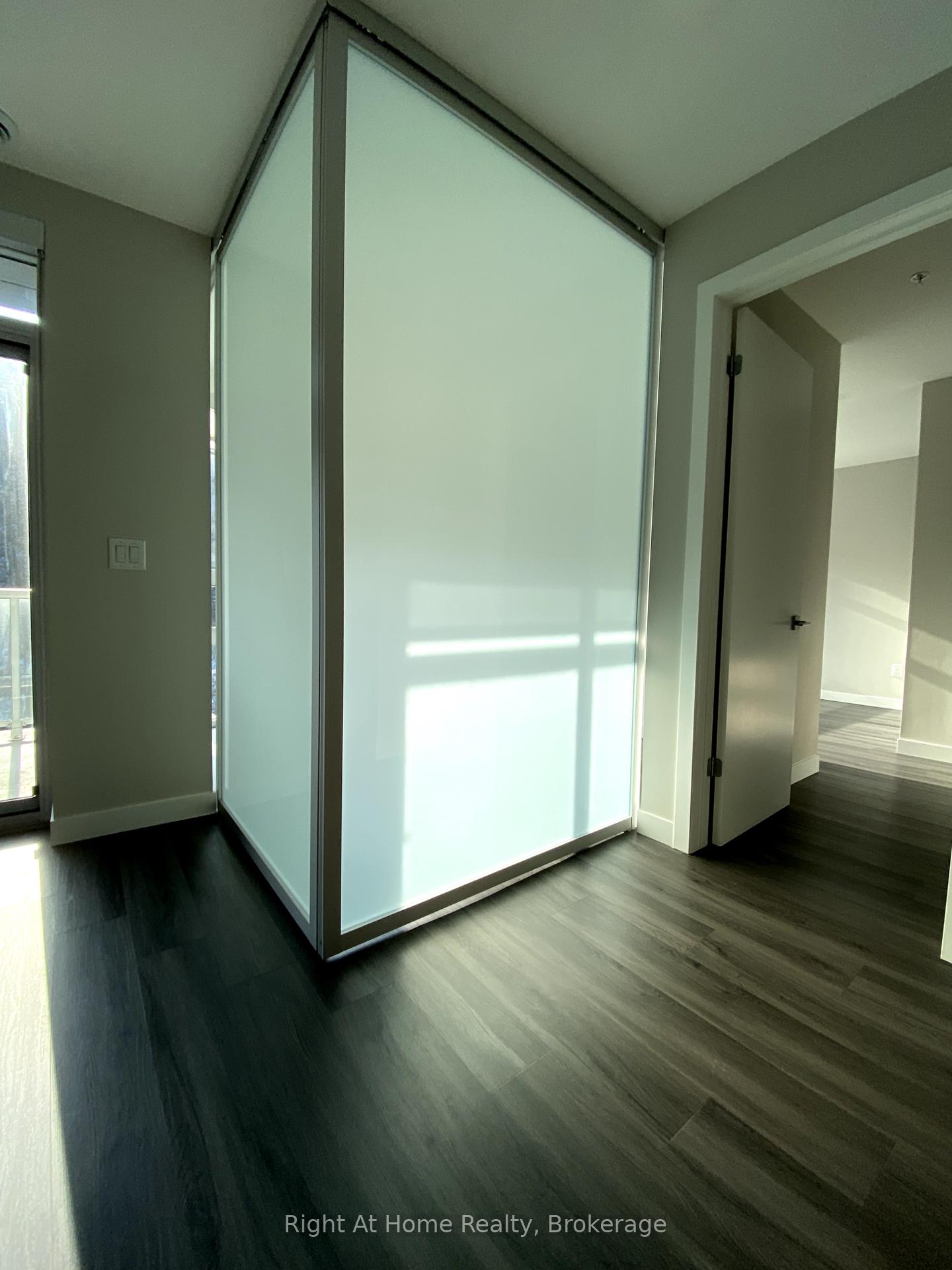 2 Bedrooms Condo at 455 Charlton, Hamilton For sale