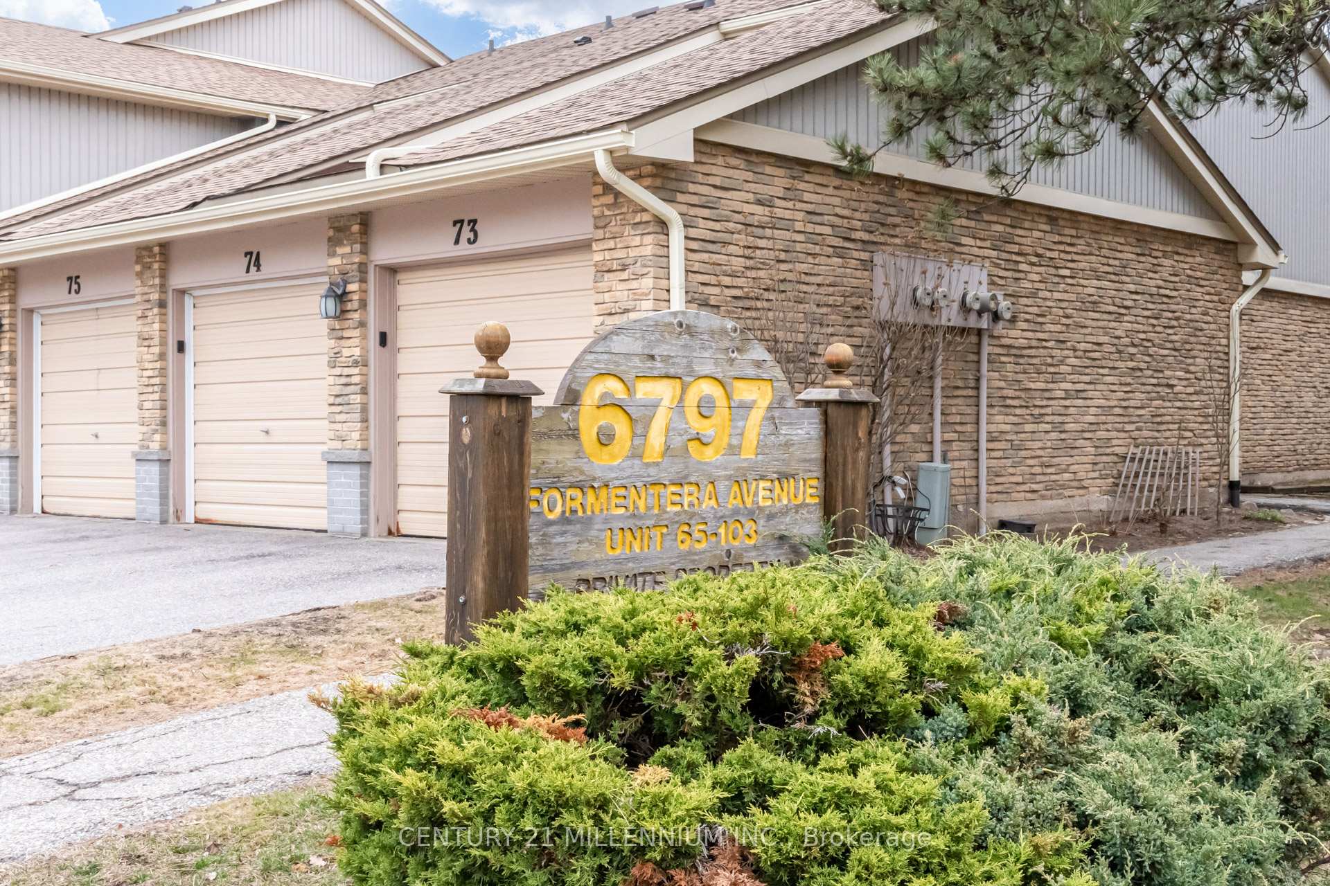 3 Bedrooms Condo at 6797 Formentera, Mississauga For sale