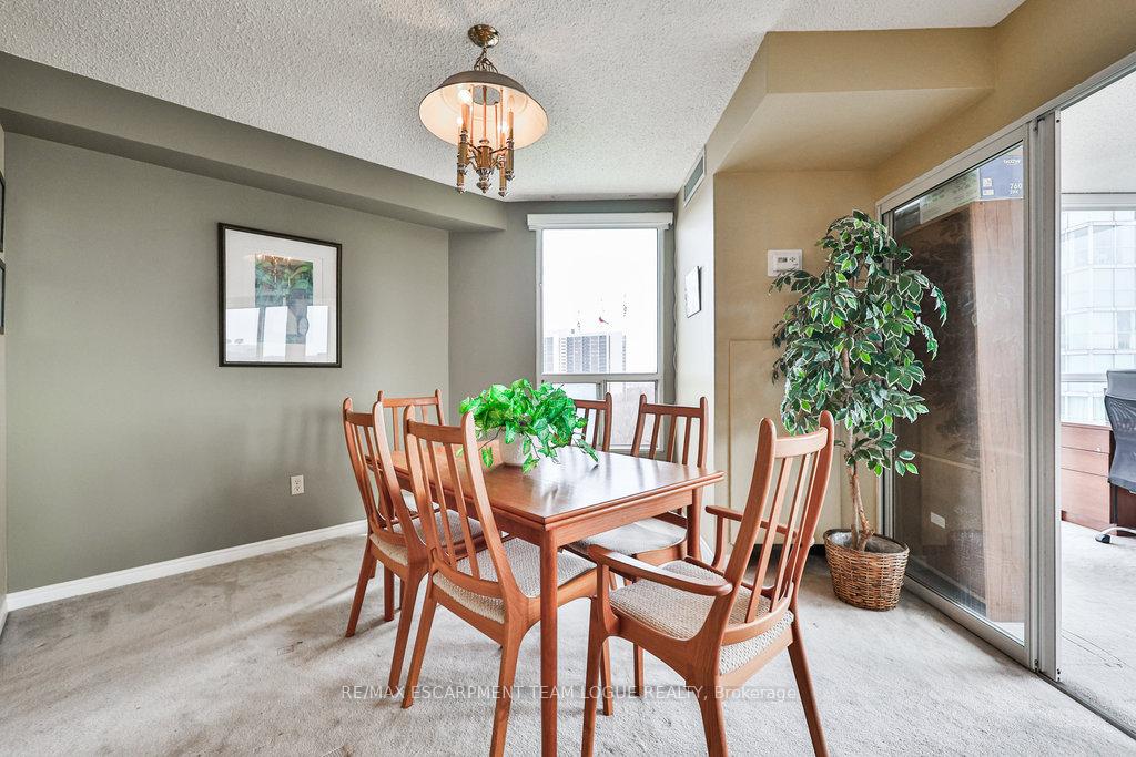 3 Bedrooms Condo at 7 Concorde,  Toronto For sale