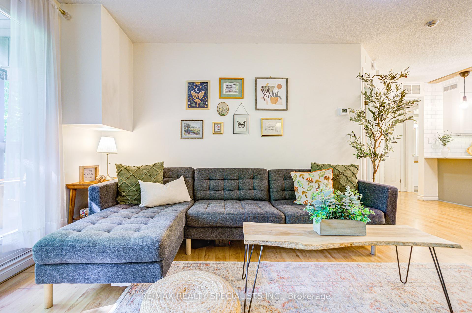 2 Bedrooms Condo at 2030 Cleaver, Burlington For sale