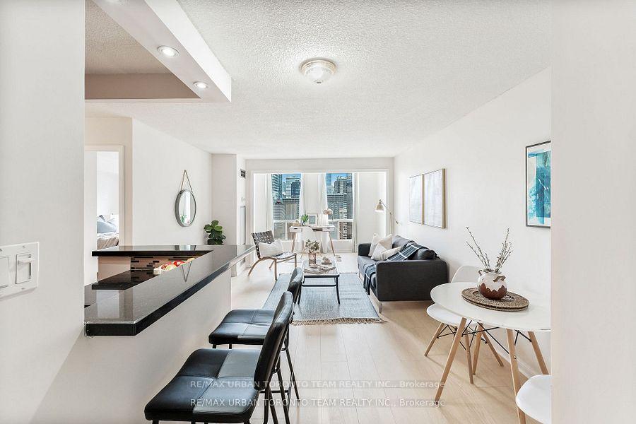 2 Bedrooms Condo at 25 Grenville, Toronto For sale