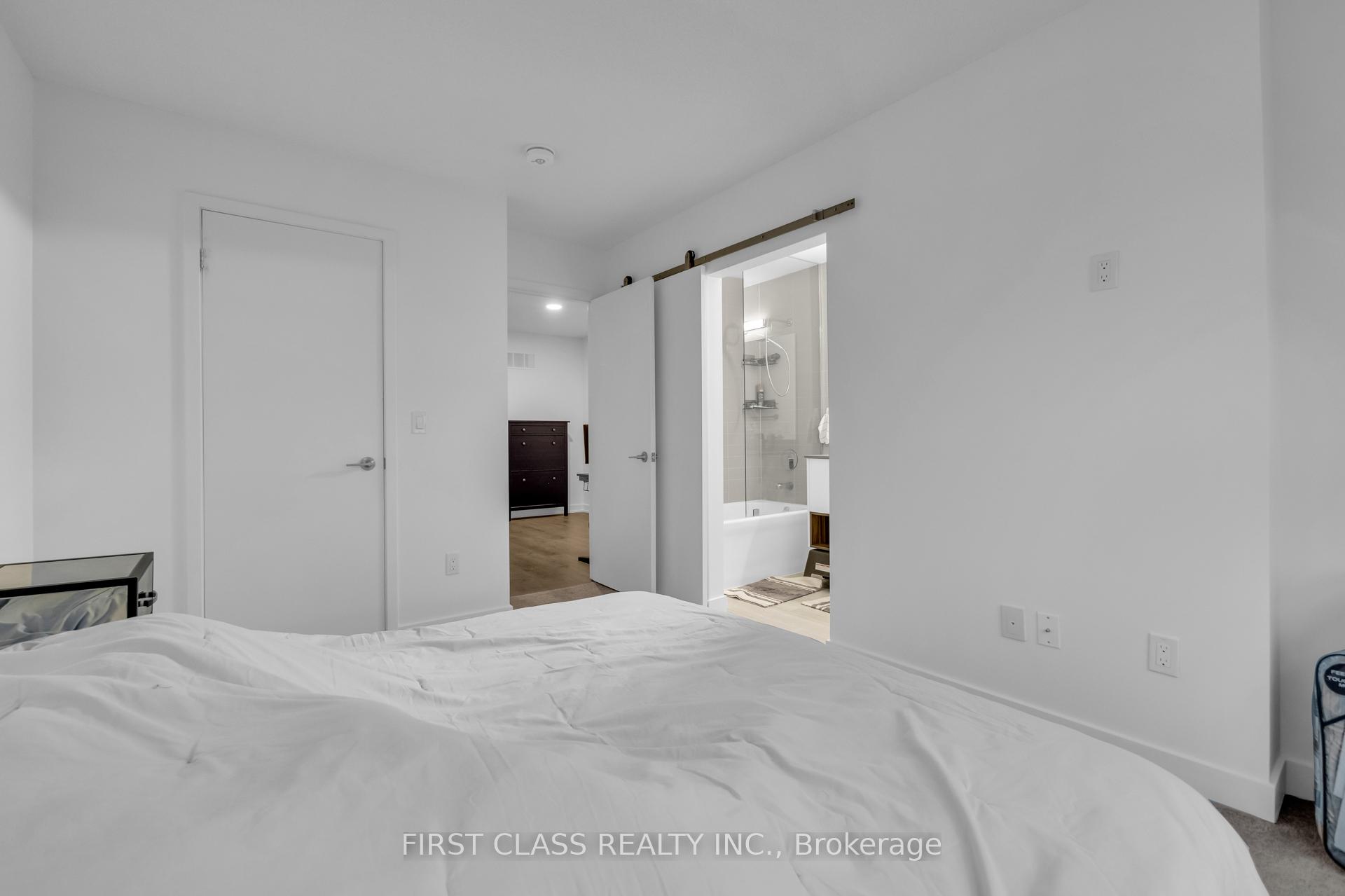 3 Bedrooms Condo at 1121 Cooke, Burlington For sale