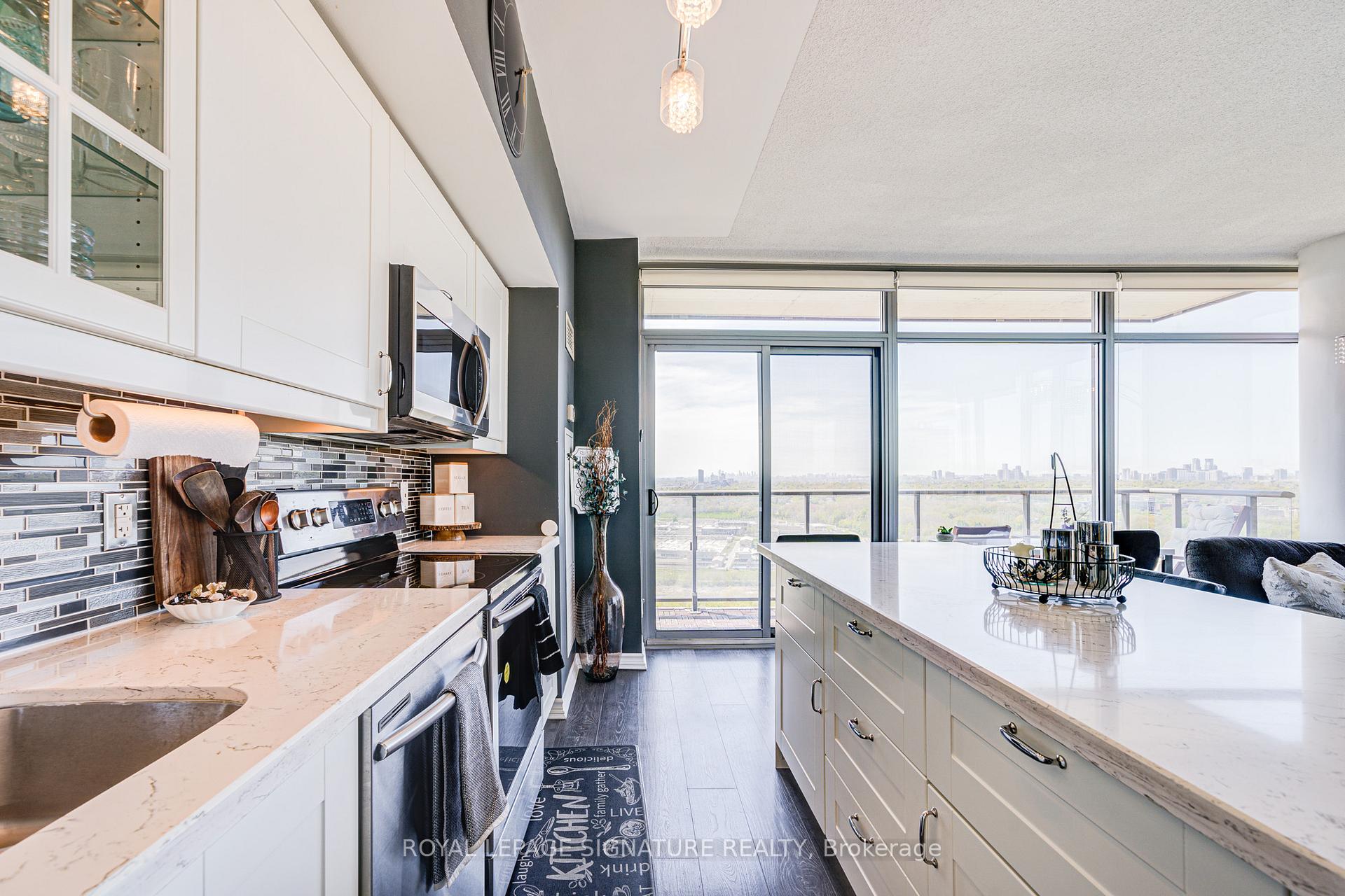 2 Bedrooms Condo at 105 The Queensway, Toronto For sale