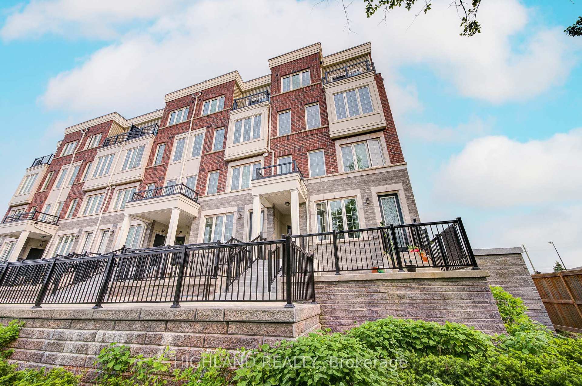 2 Bedrooms Condo at 2199 Lillykin, Oakville For sale