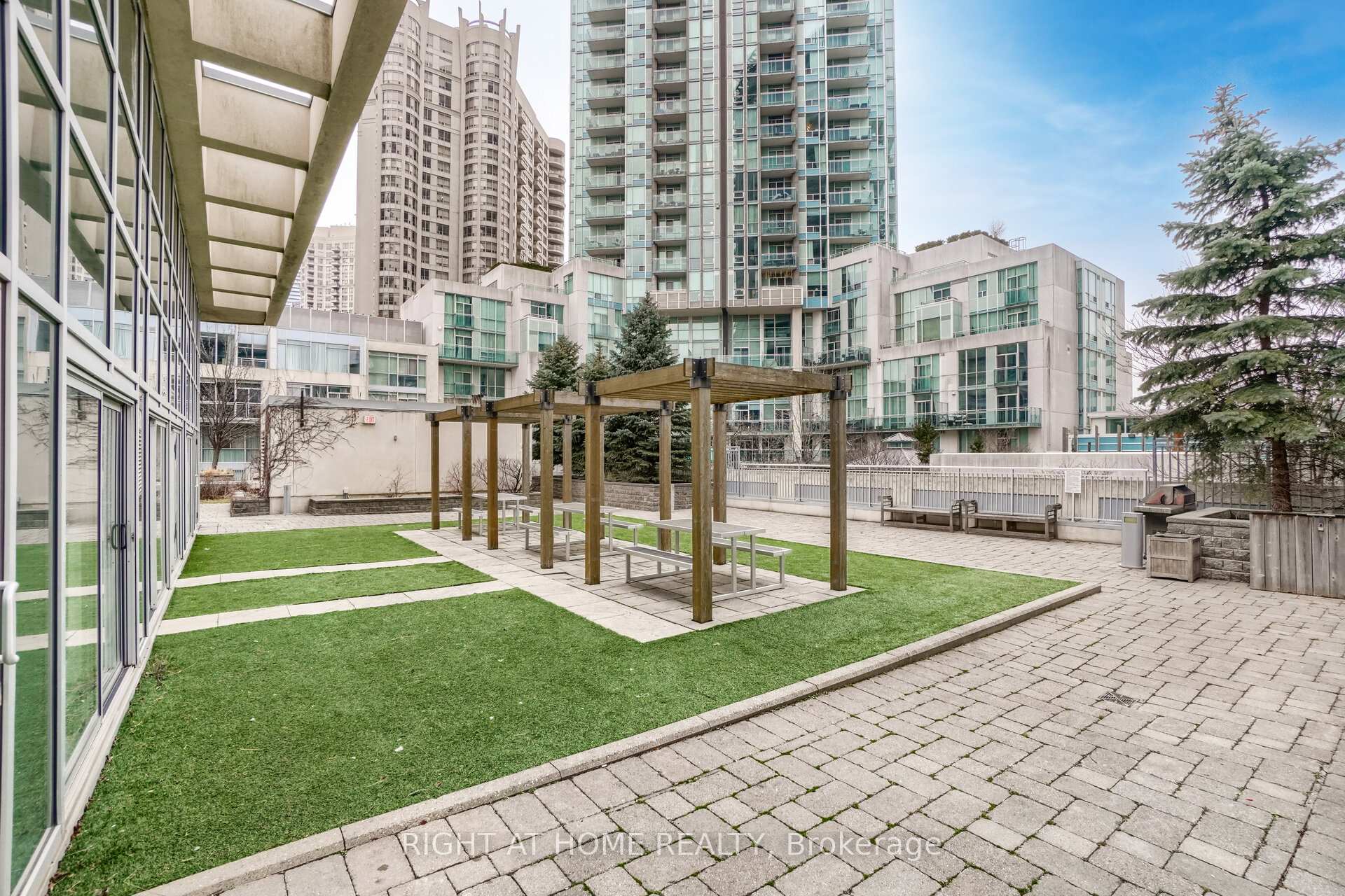 2 Bedrooms Condo at 225 Webb, Mississauga For sale