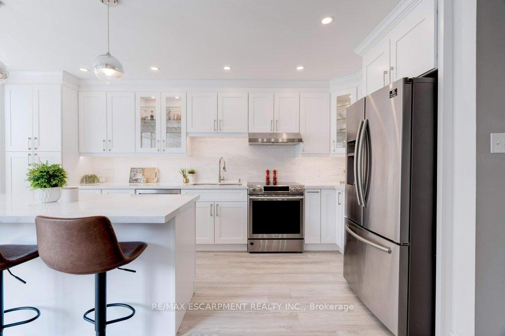 4 Bedrooms Condo at 5090 Fairview, Burlington For sale