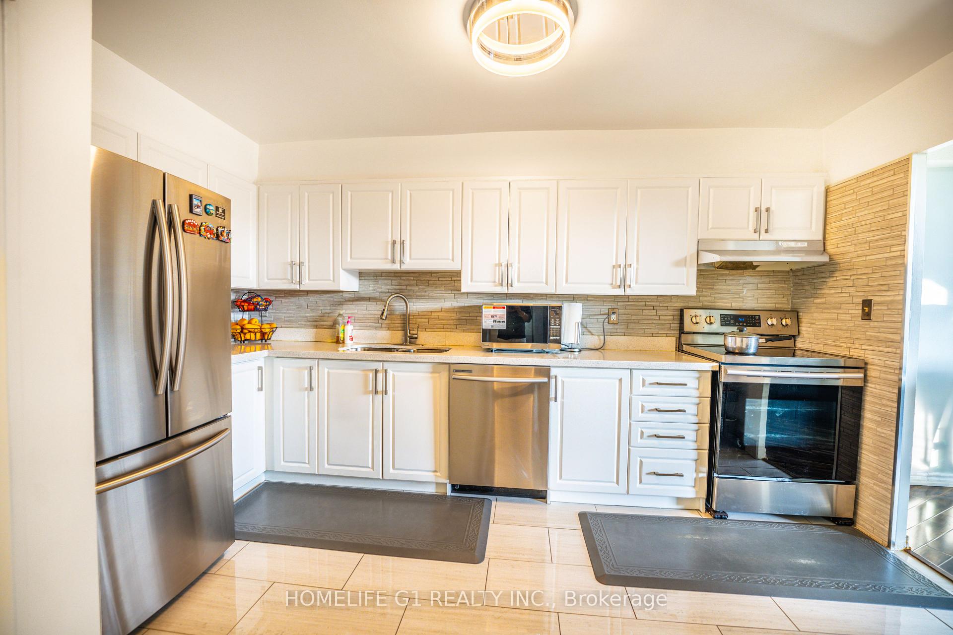 3 Bedrooms Condo at 5 Shady, Toronto For sale