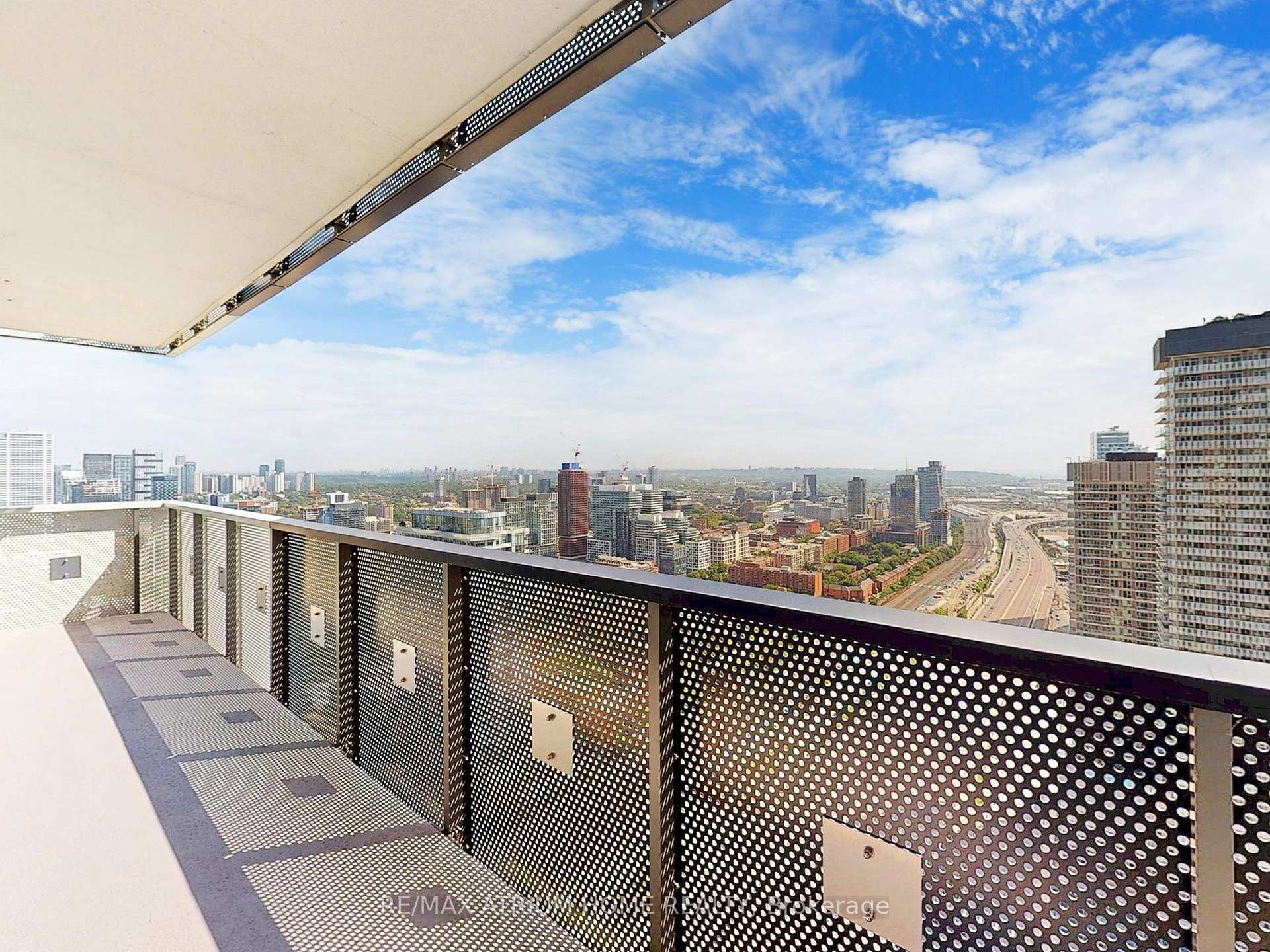 2 Bedrooms Condo at 55 Cooper, Toronto For sale