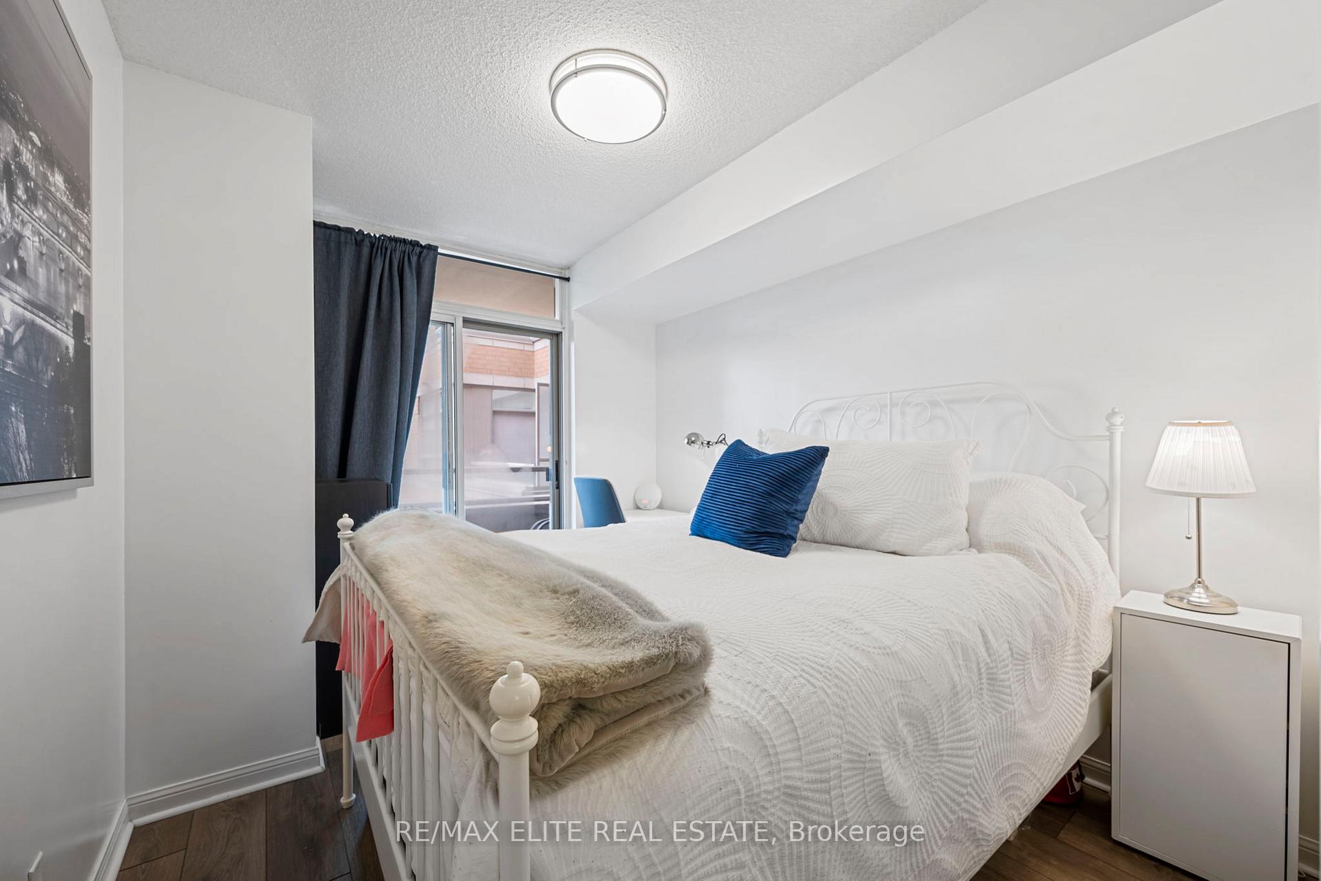 1 Bedroom Condo at 5 Rosehill,  Toronto For sale
