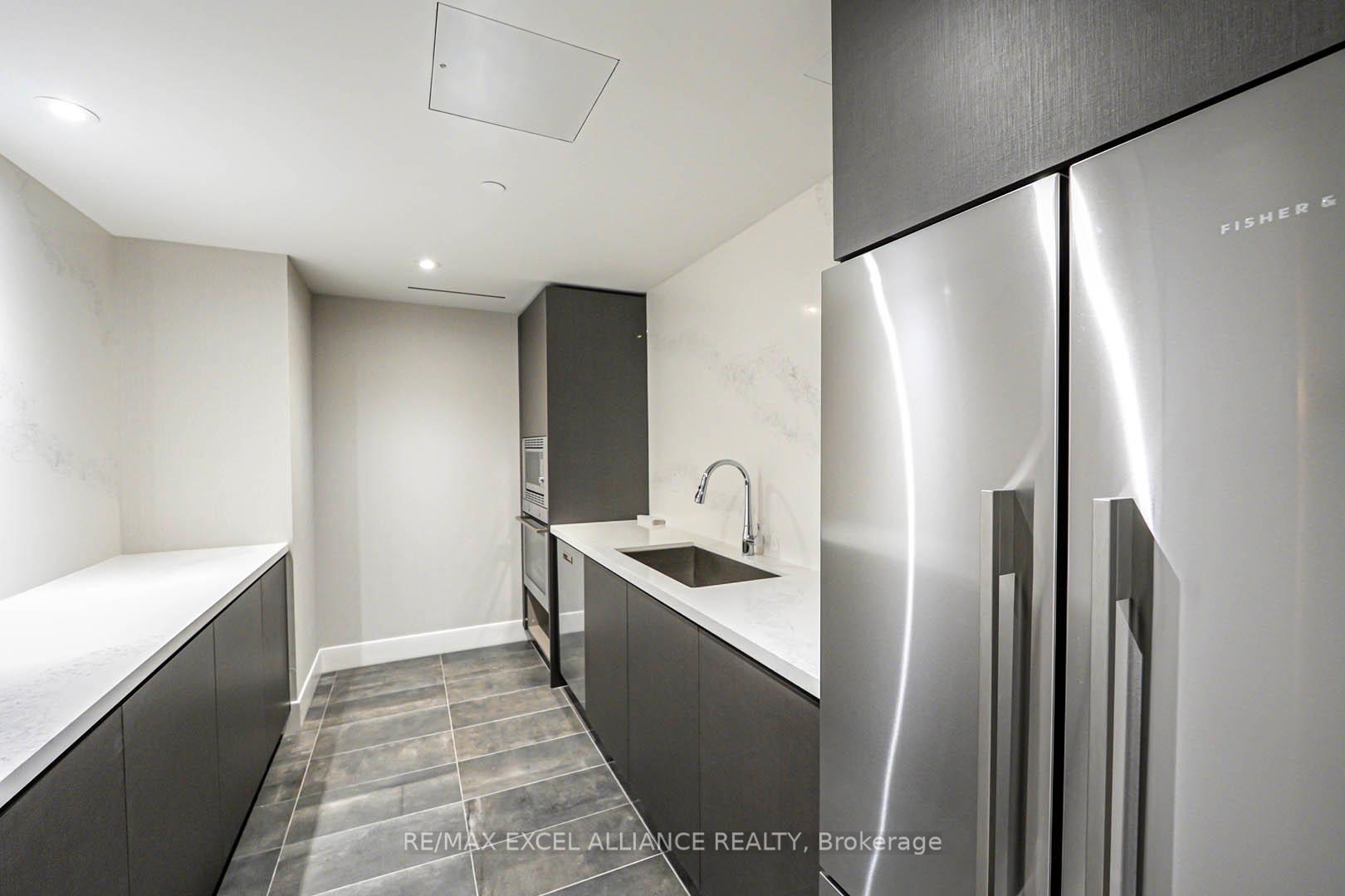 1 Bedroom Condo at 8 Cumberland,  Toronto For sale