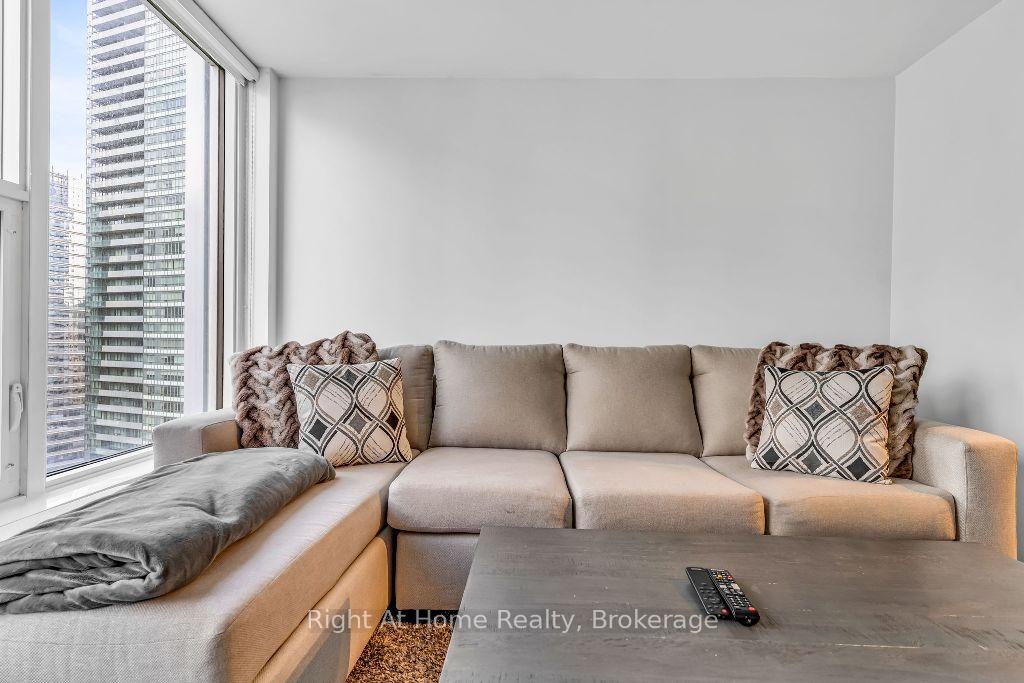 1 Bedroom Condo at 10 York,  Toronto For sale