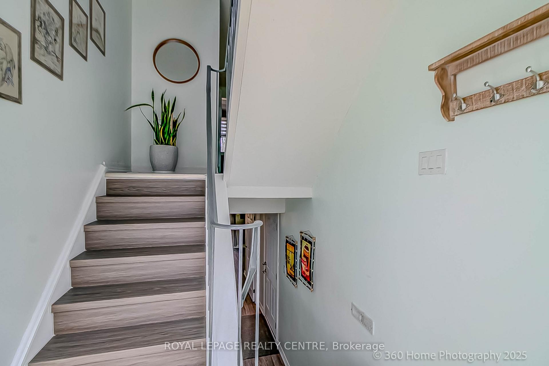 3 Bedrooms Condo at 5878 Montevideo, Mississauga For sale