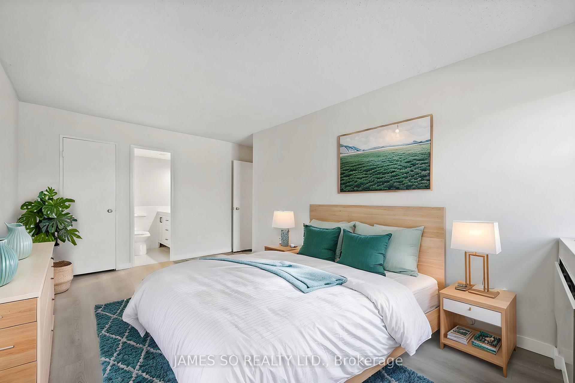 3 Bedrooms Condo at 20 Fashion Roseway,  Toronto For sale
