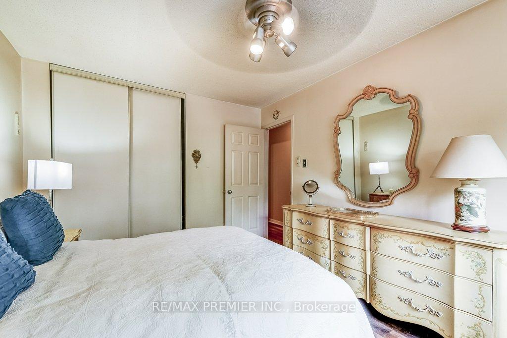 4 Bedrooms Condo at 2670 Battleford, Mississauga For sale