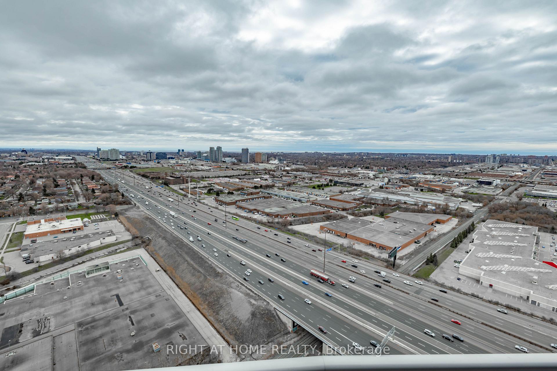 3 Bedrooms Condo at 125 Village Green,  Toronto For sale
