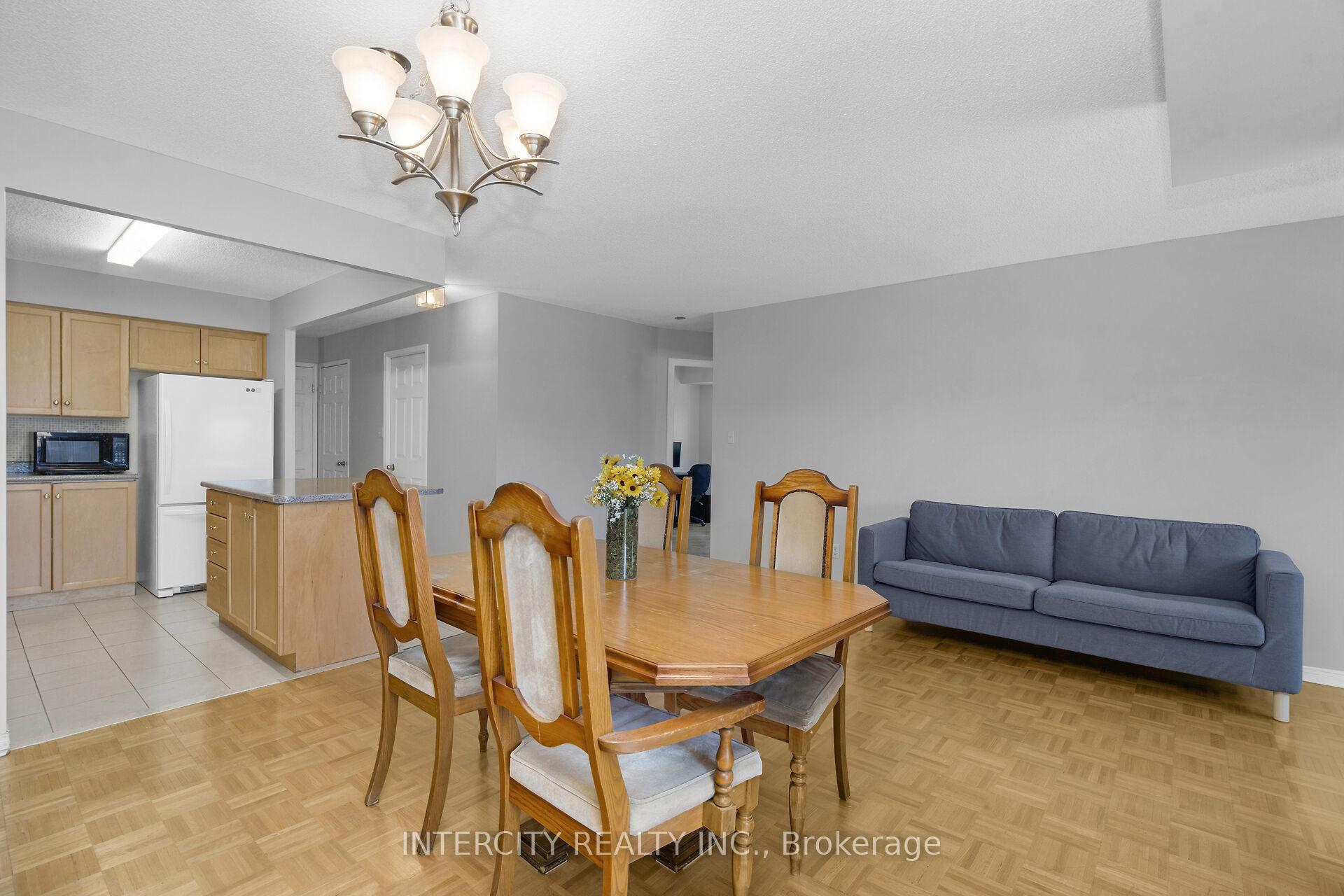 3 Bedrooms Condo at 32 Tannery, Mississauga For sale
