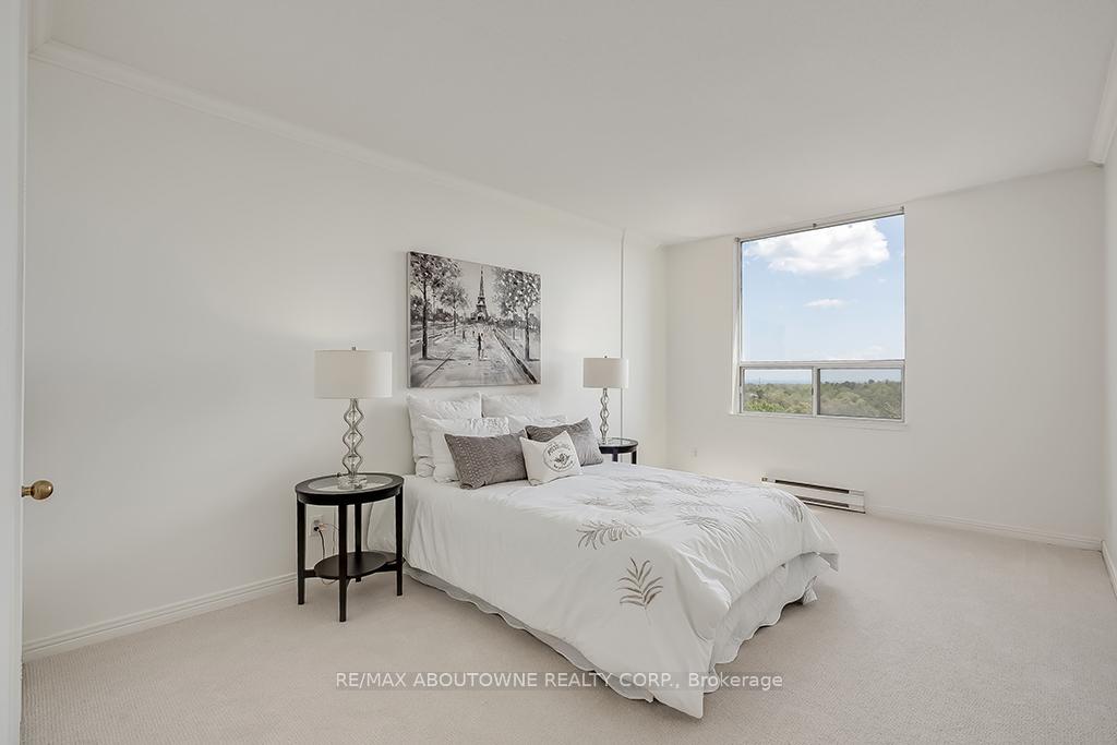 2 Bedrooms Condo at 1903 Pilgrims, Oakville For sale
