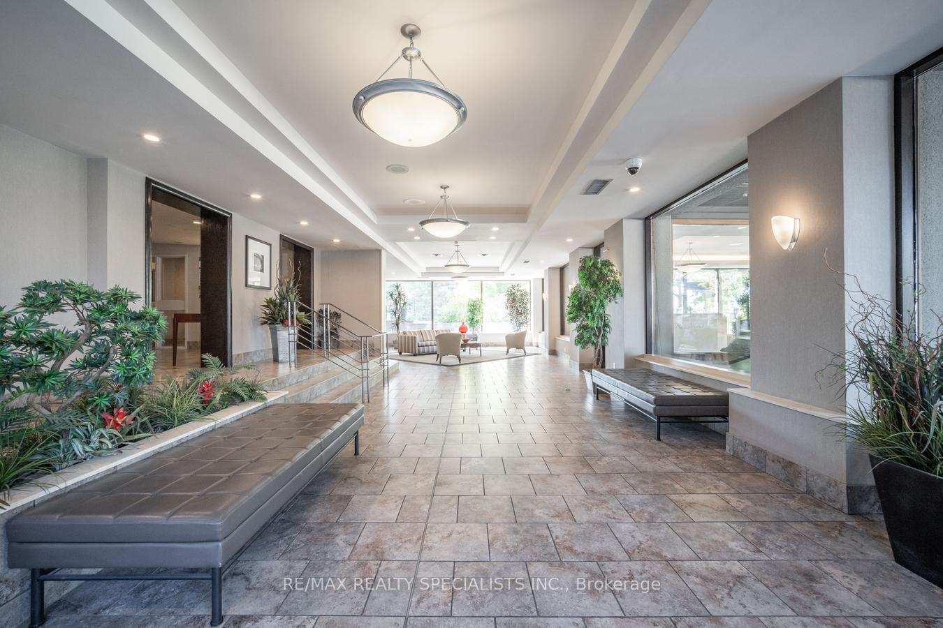 2 Bedrooms Condo at 4235 Sherwoodtowne, Mississauga For sale