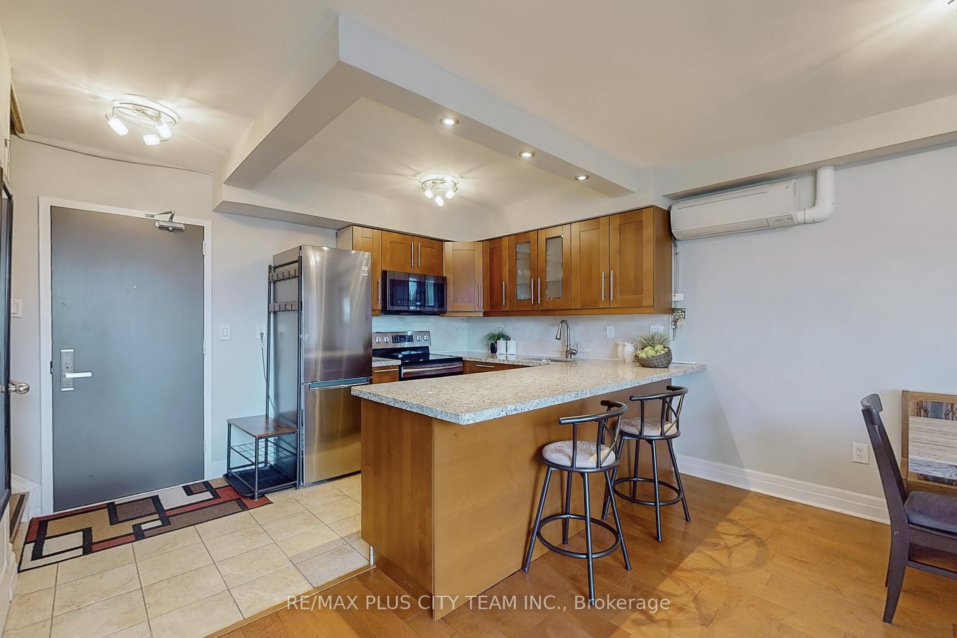 4 Bedrooms Condo at 35 Ormskirk, Toronto For sale